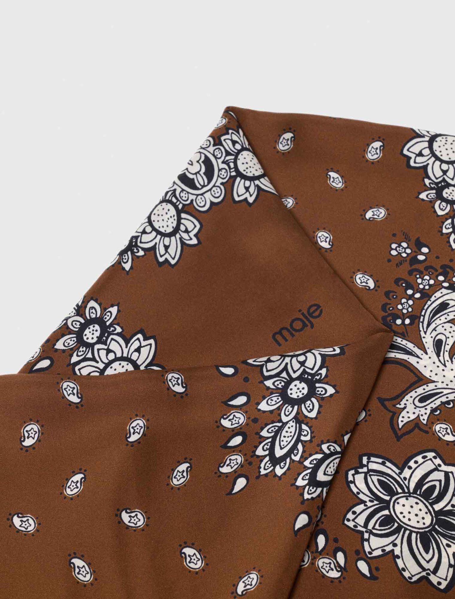 Carr&eacute; in seta stampa bandana