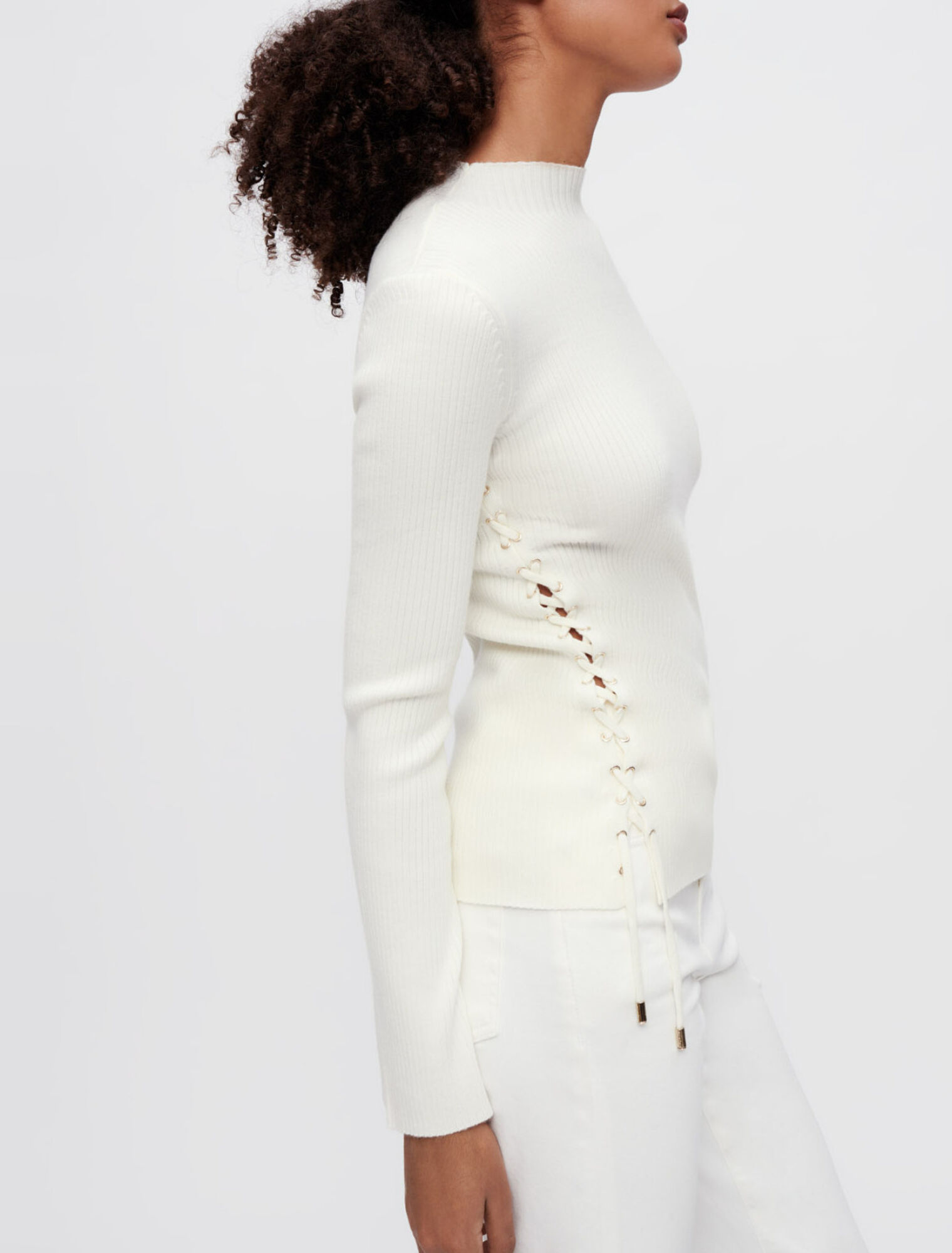 Pullover a costine con occhielli dorati