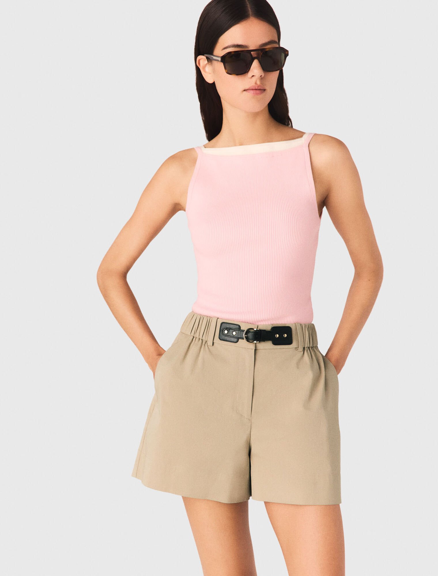 Top con scollo alto e dritto