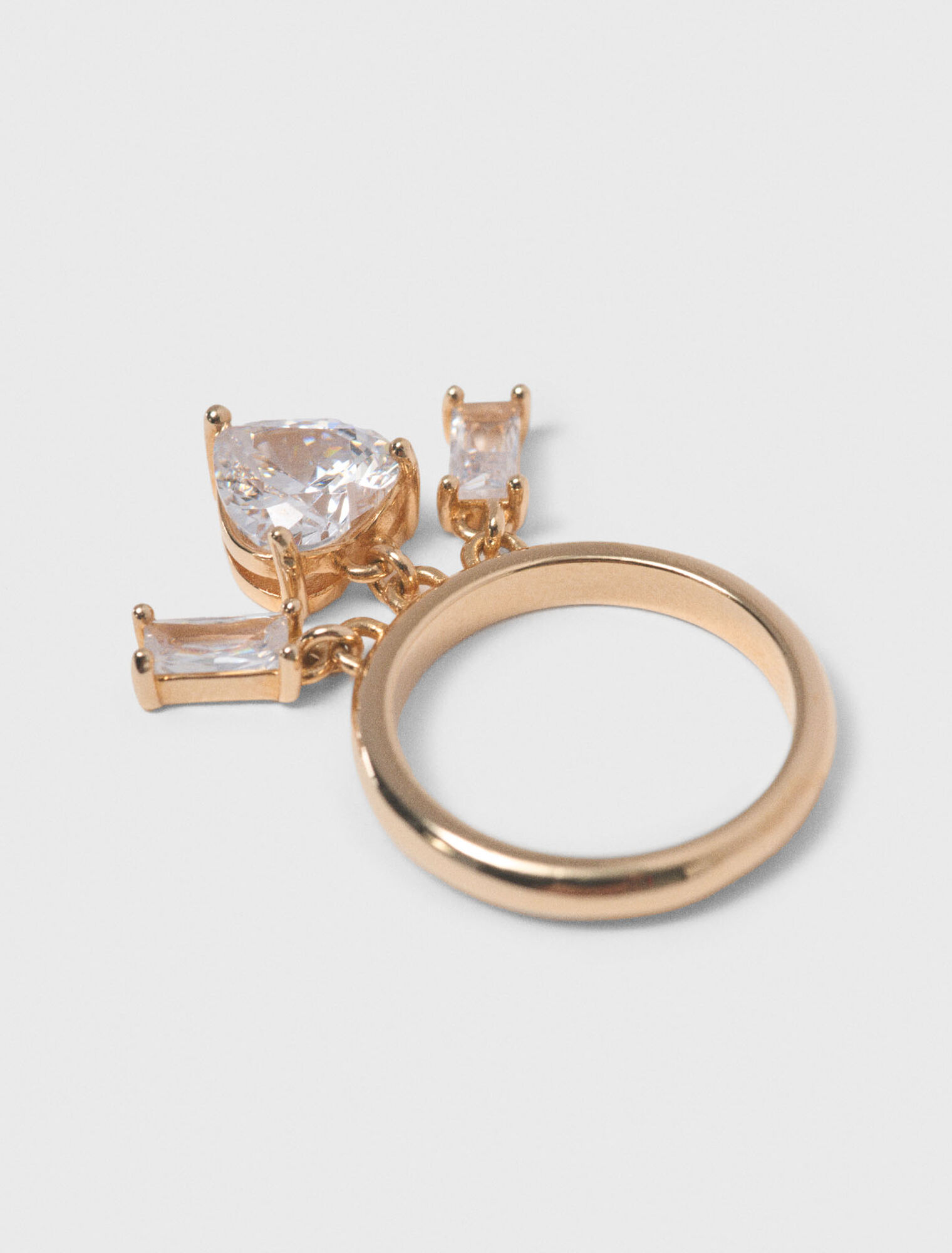 Anello d'oro con gioielli di strass