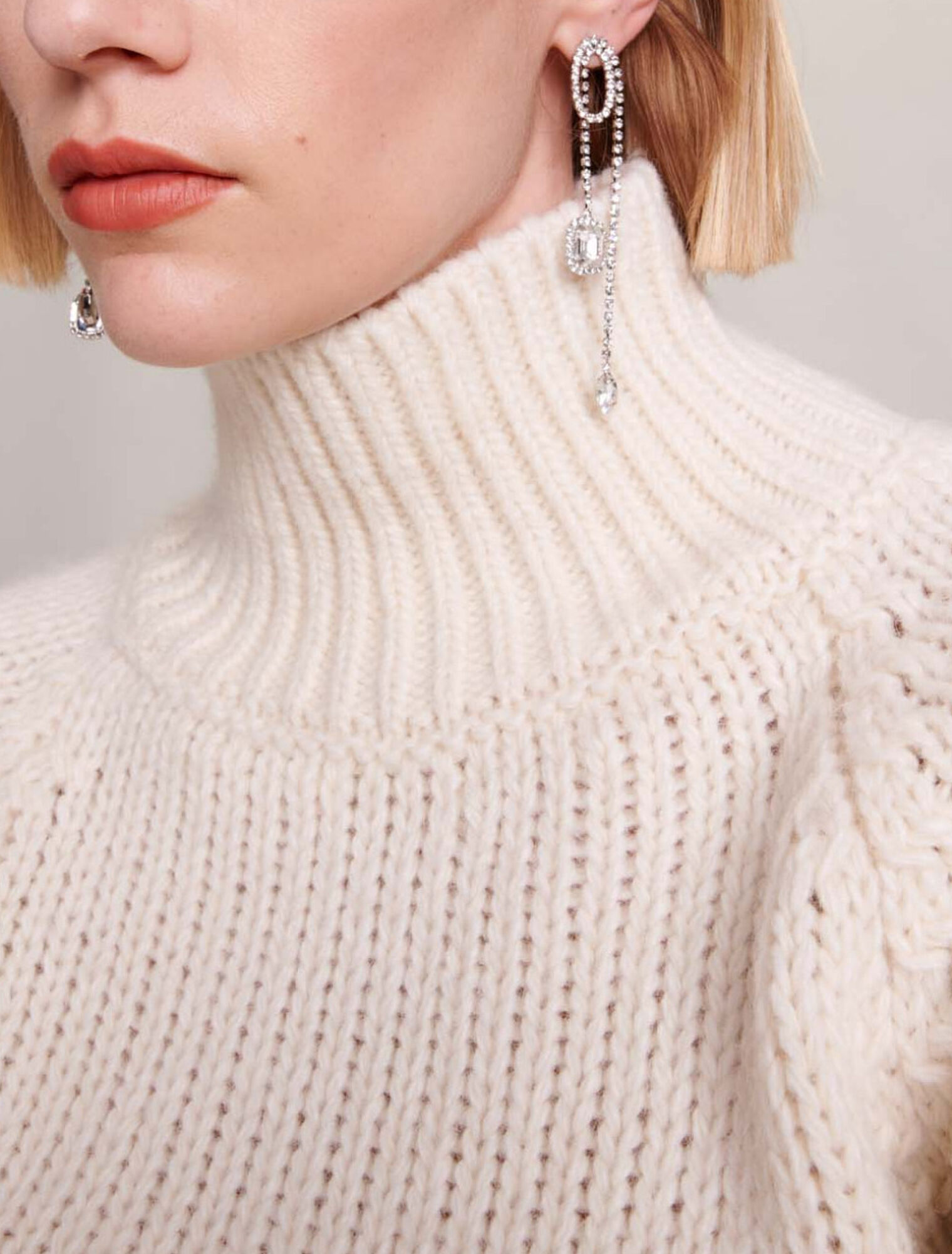 Pull corto allacciato sulla schiena