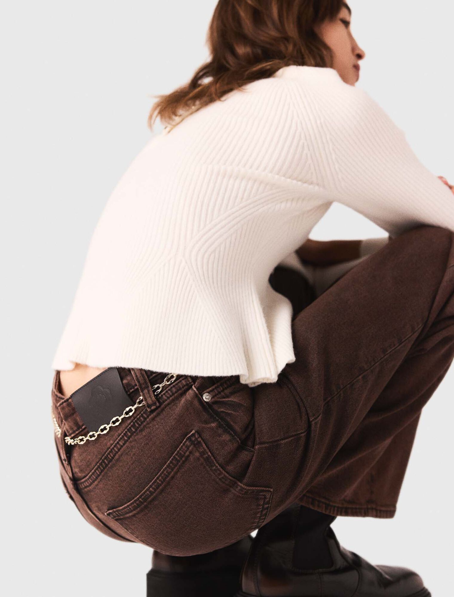 Jeans bootcut con catena