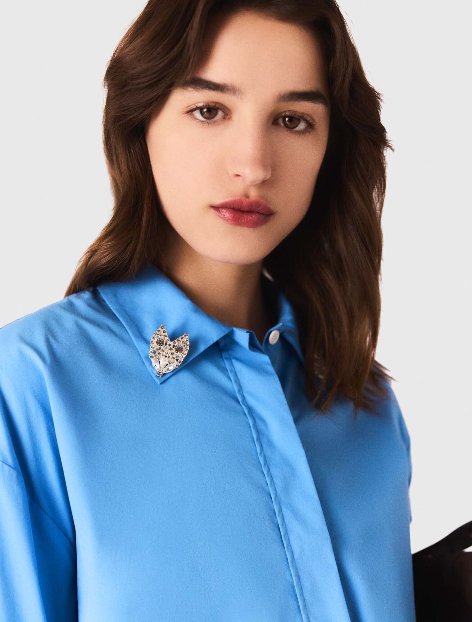 Camicia con gioiello rimovibile