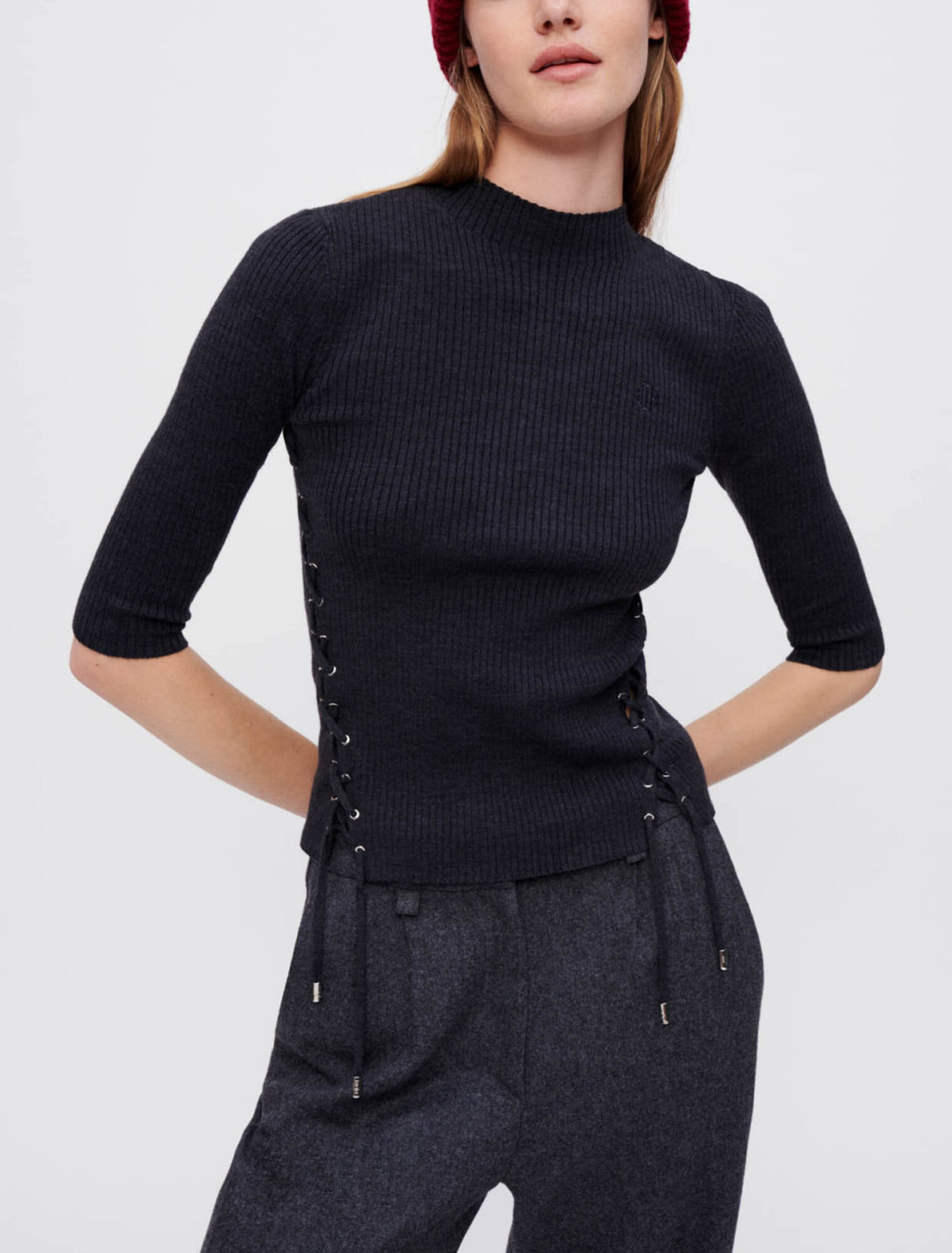 Maglia aderente con occhielli argentati