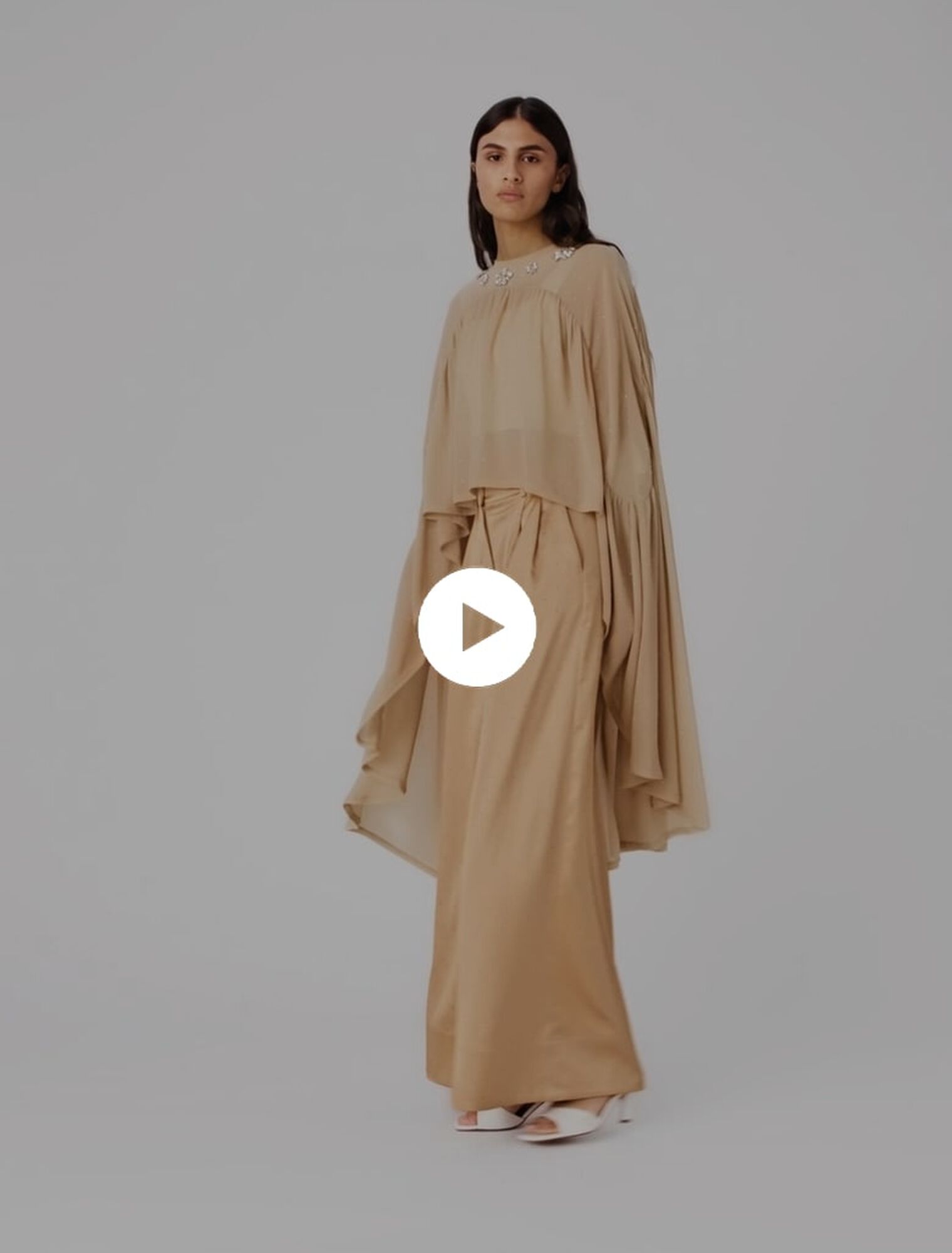 Top a mantella con collo gioiello