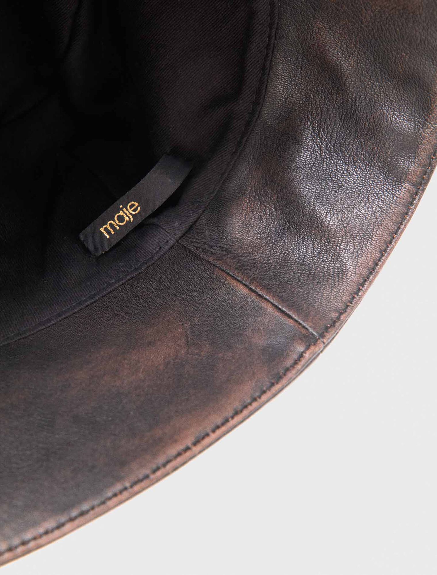 Bucket hat in pelle invecchiata