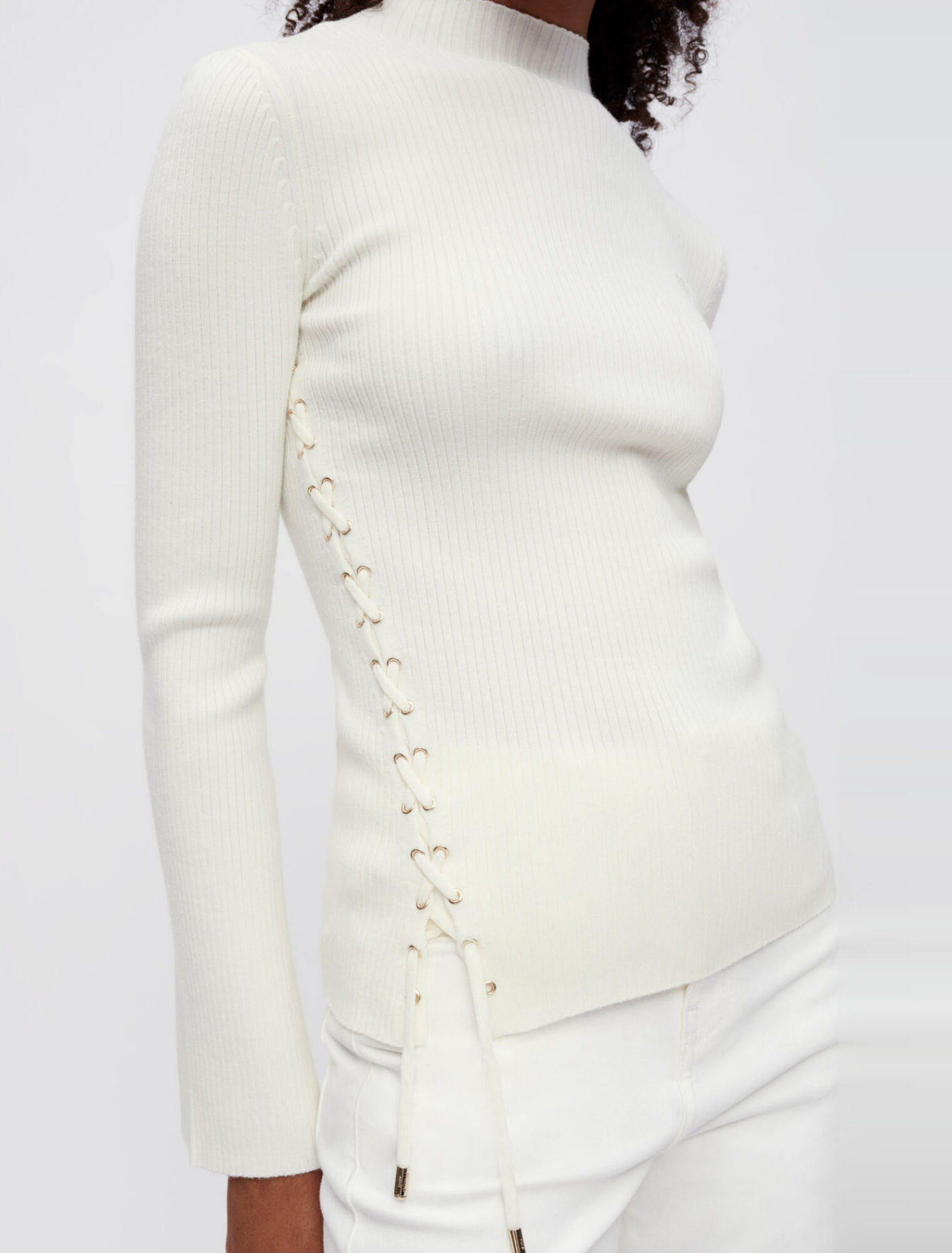 Pullover a costine con occhielli dorati