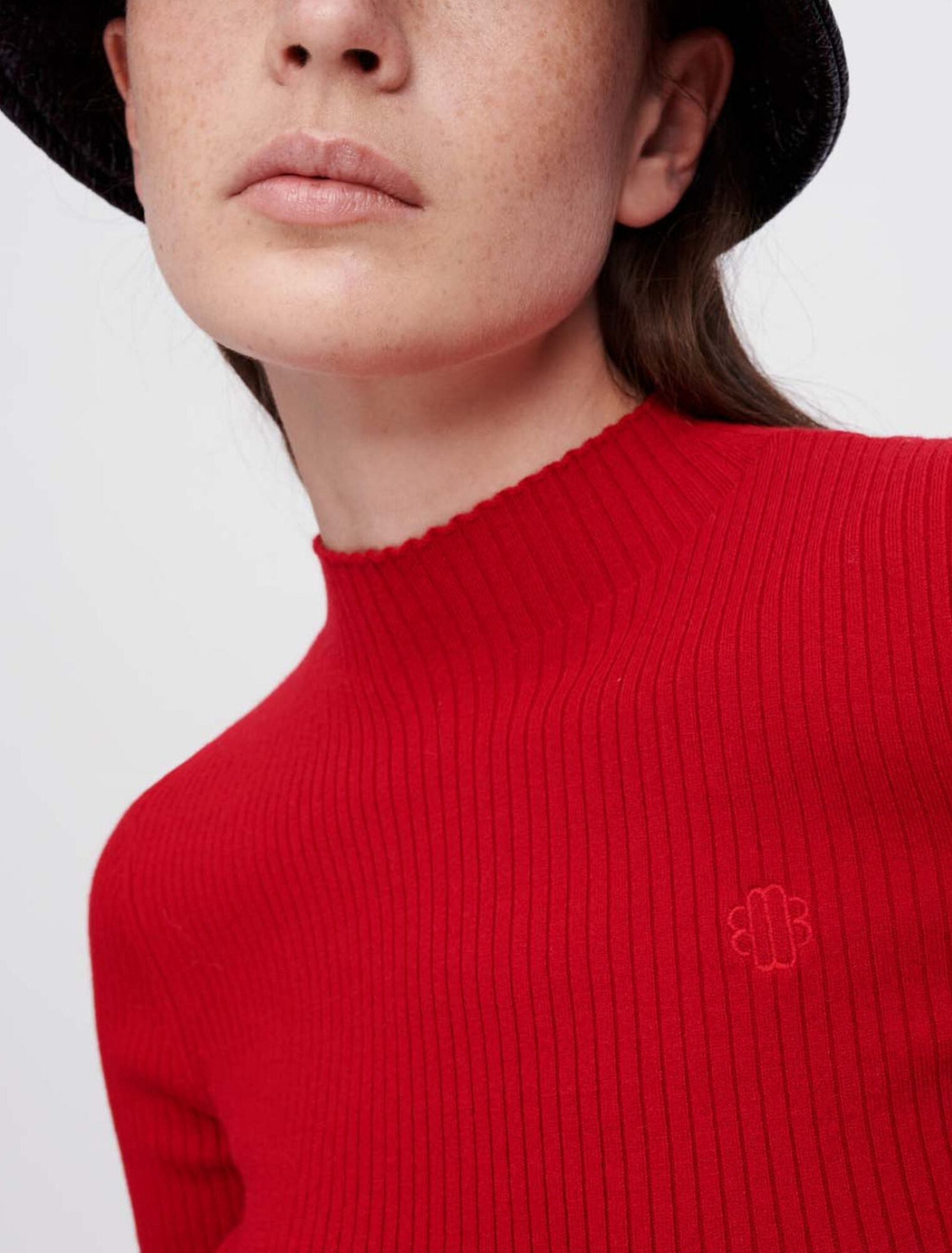 Maglia aderente con occhielli argentati