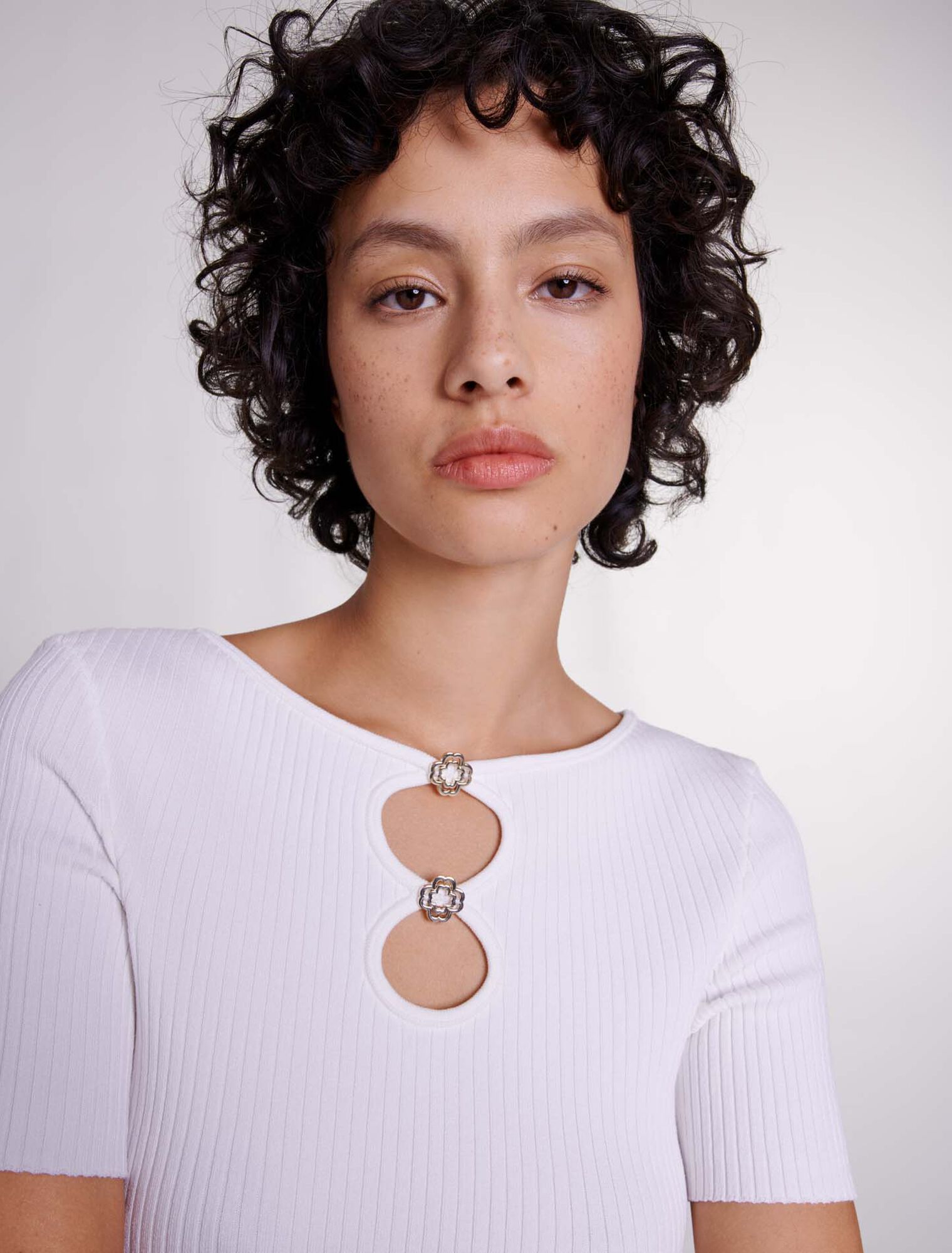 Top in maglia traforata e gioielli