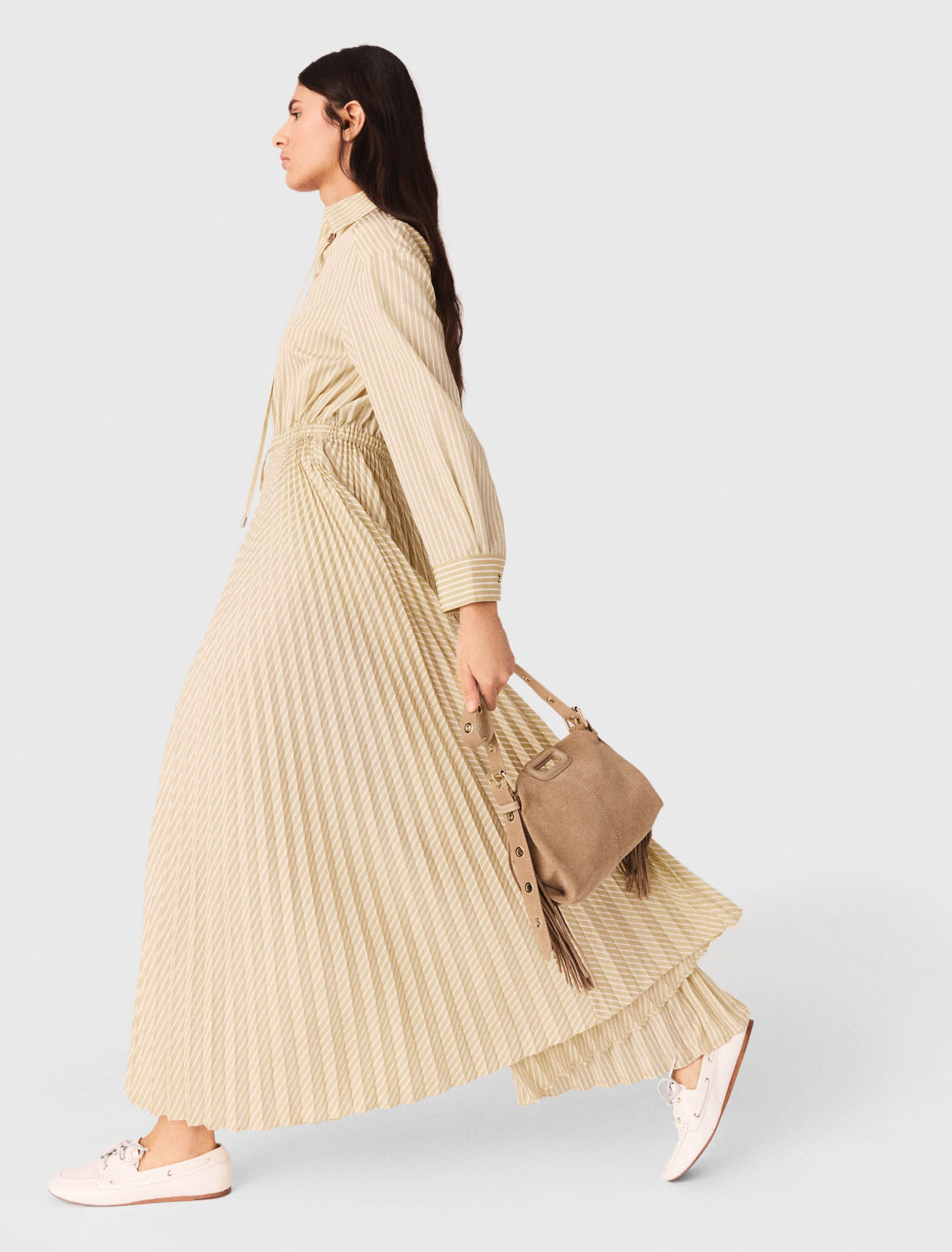 Abito lungo pliss&eacute; con occhielli