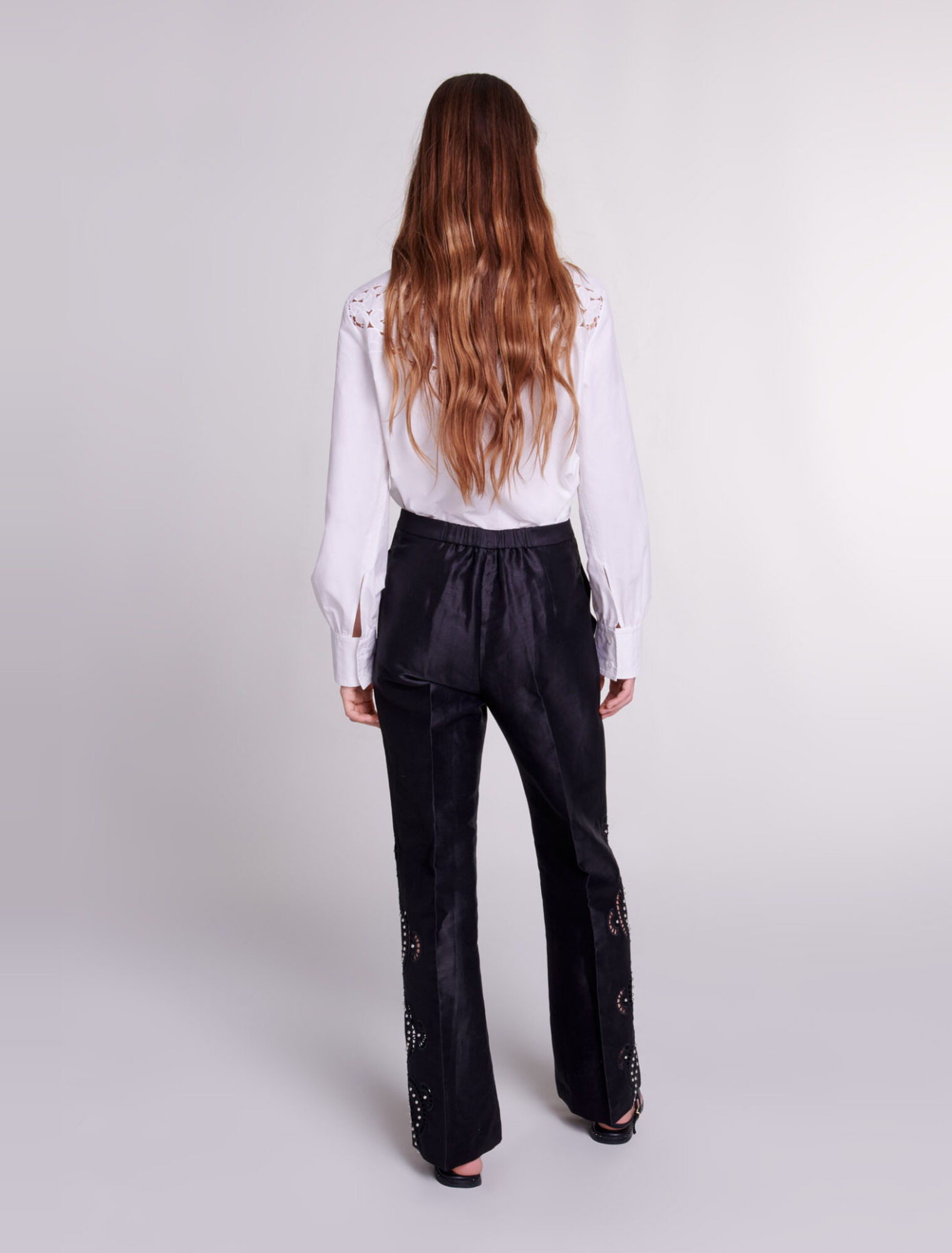 Pantaloni svasati e traforati