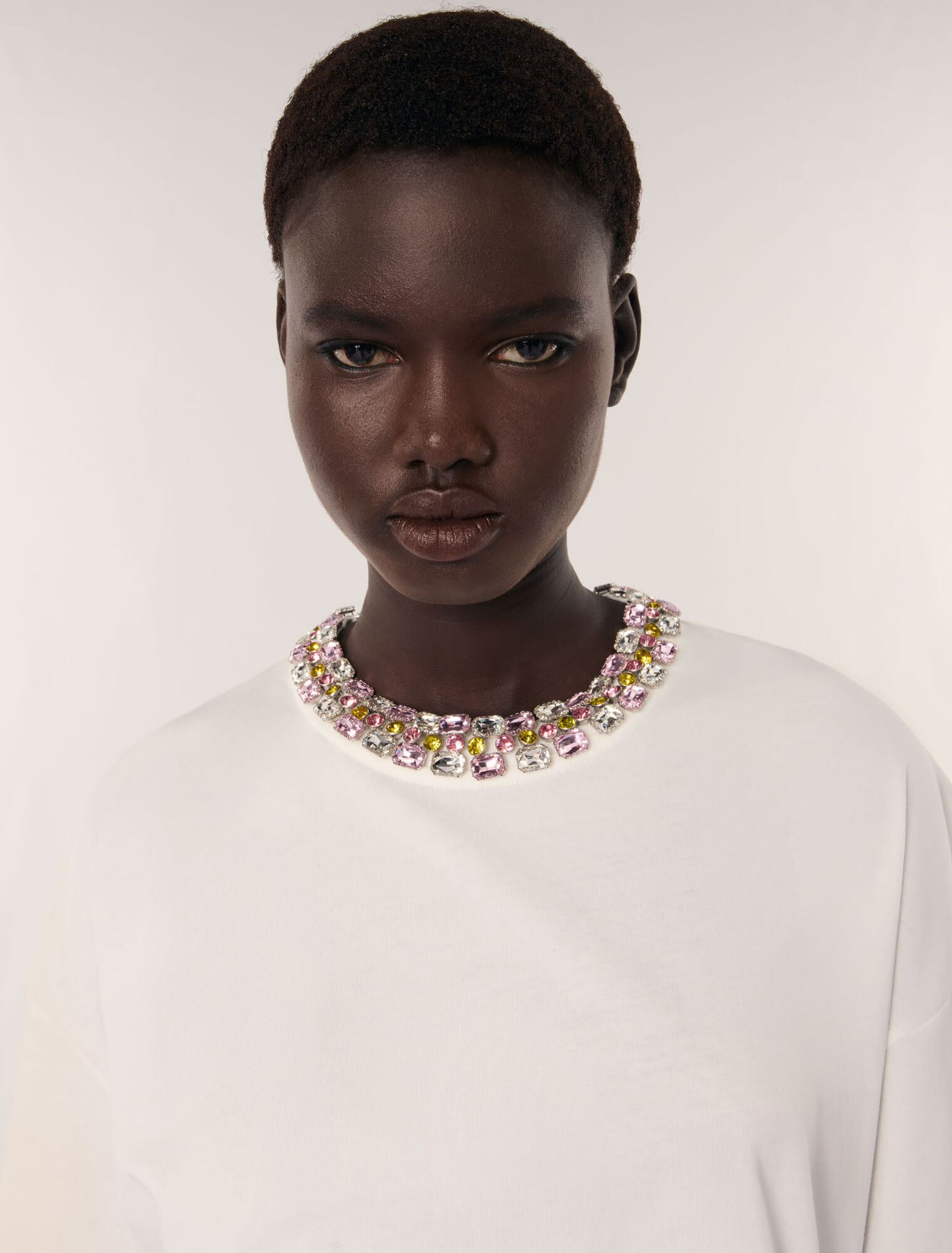 T-shirt con scollo bijou