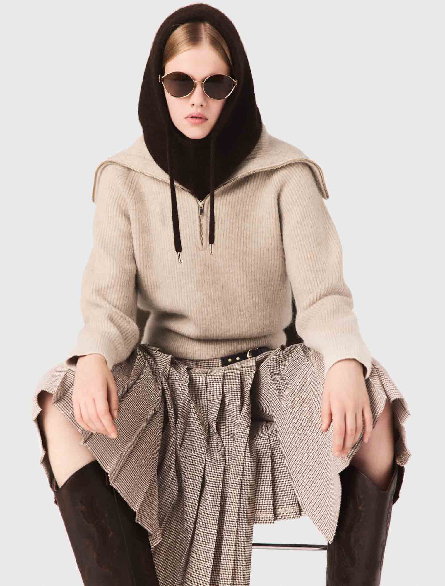 Pullover strassato con collo a mezza zip