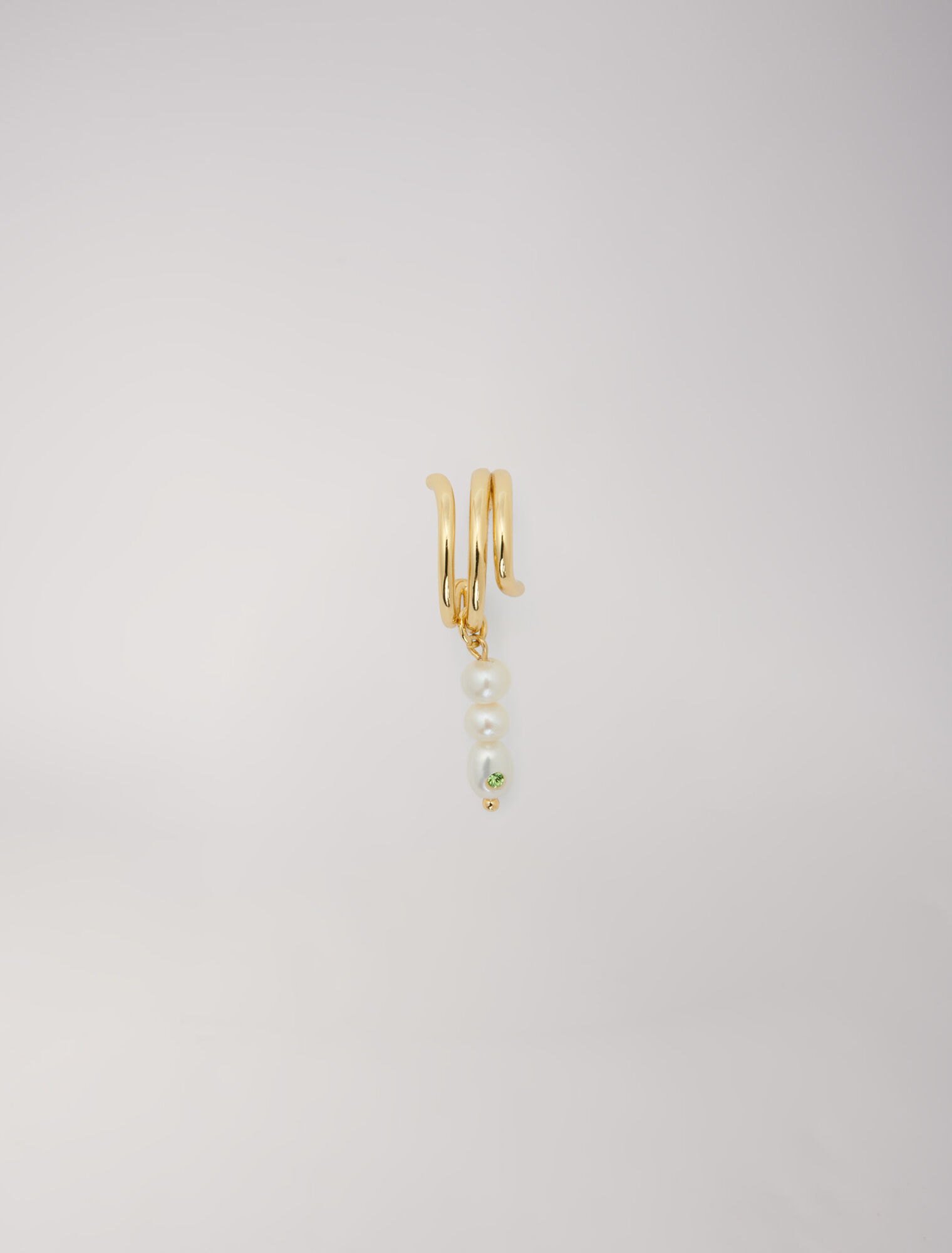 Orecchino decorato con perle