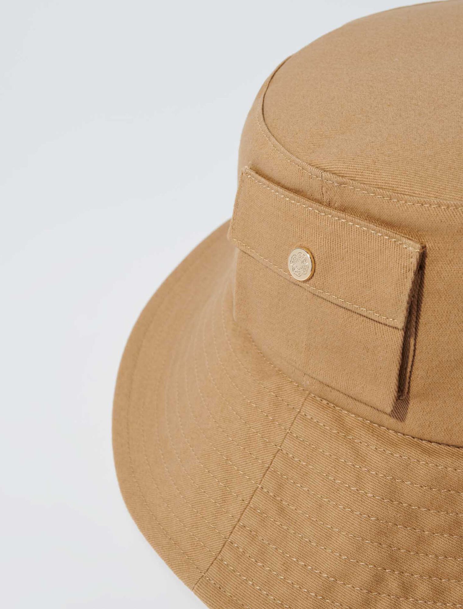 Bucket hat con laccetto e perline