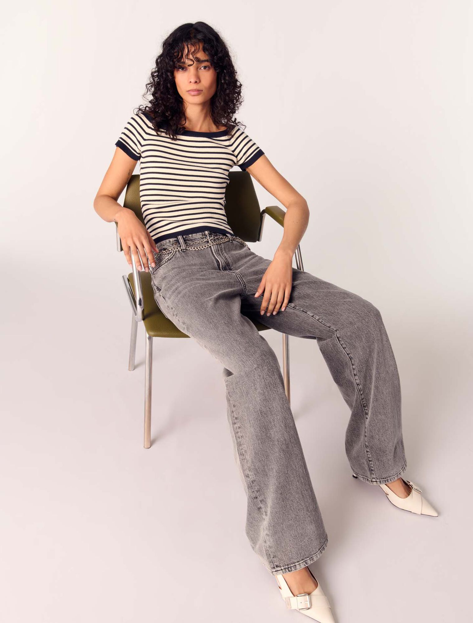 Jeans larghi e cintura a maglie