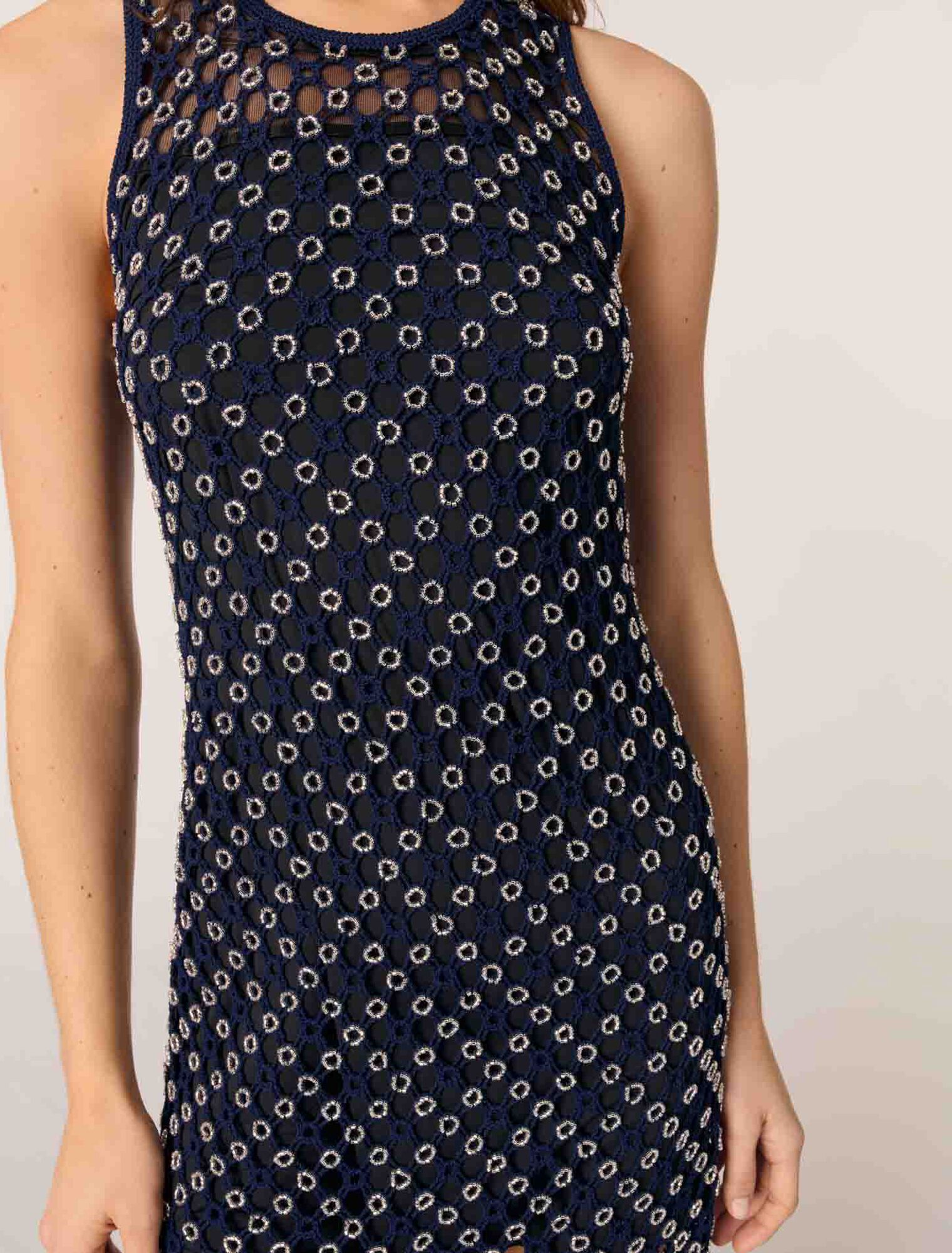 Abito lungo in crochet con perline