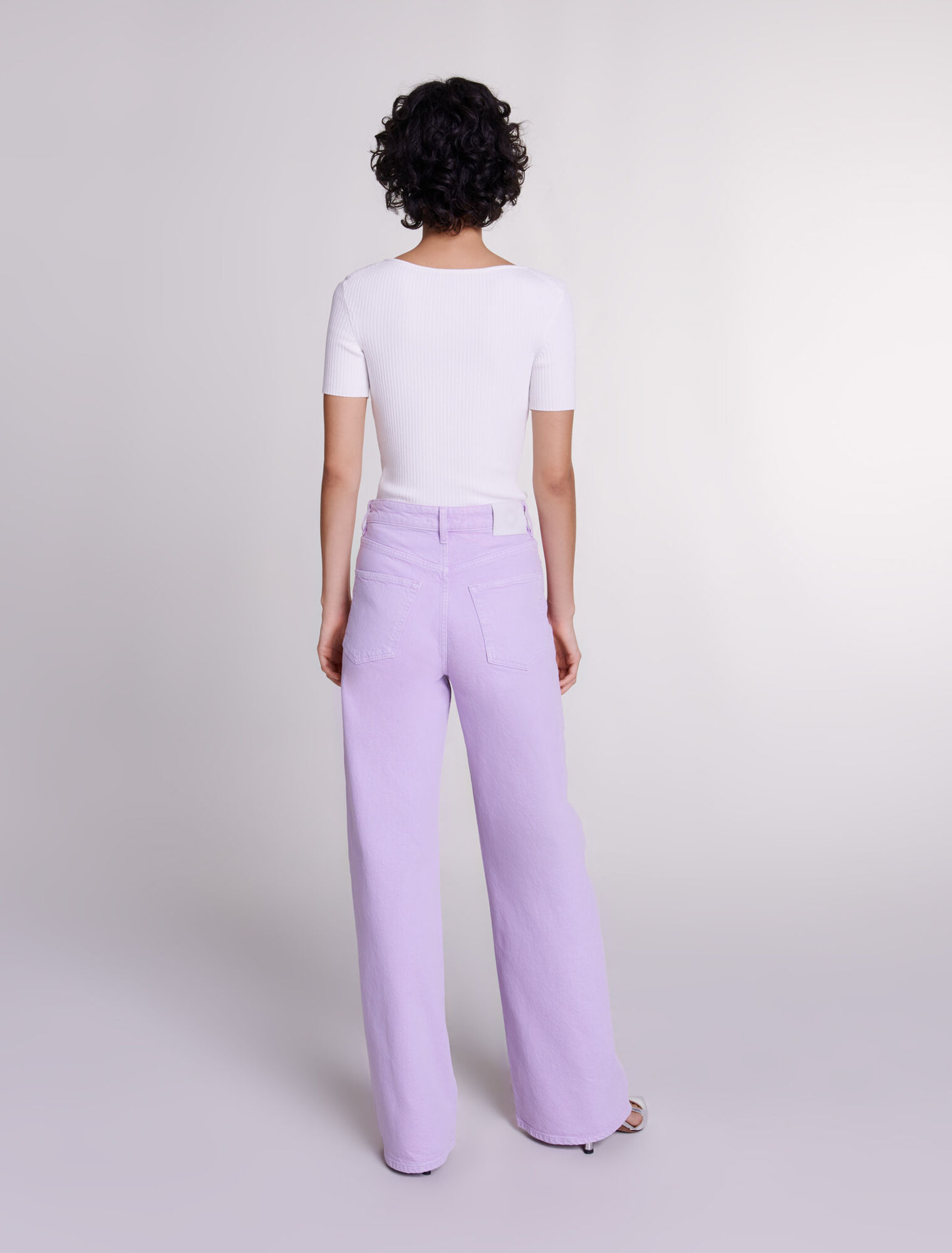 Top in maglia traforata e gioielli