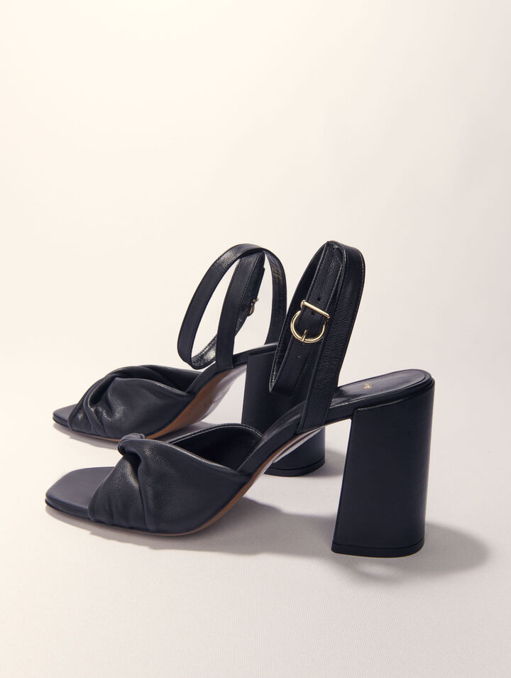 Sandali in pelle liscia con tacco
