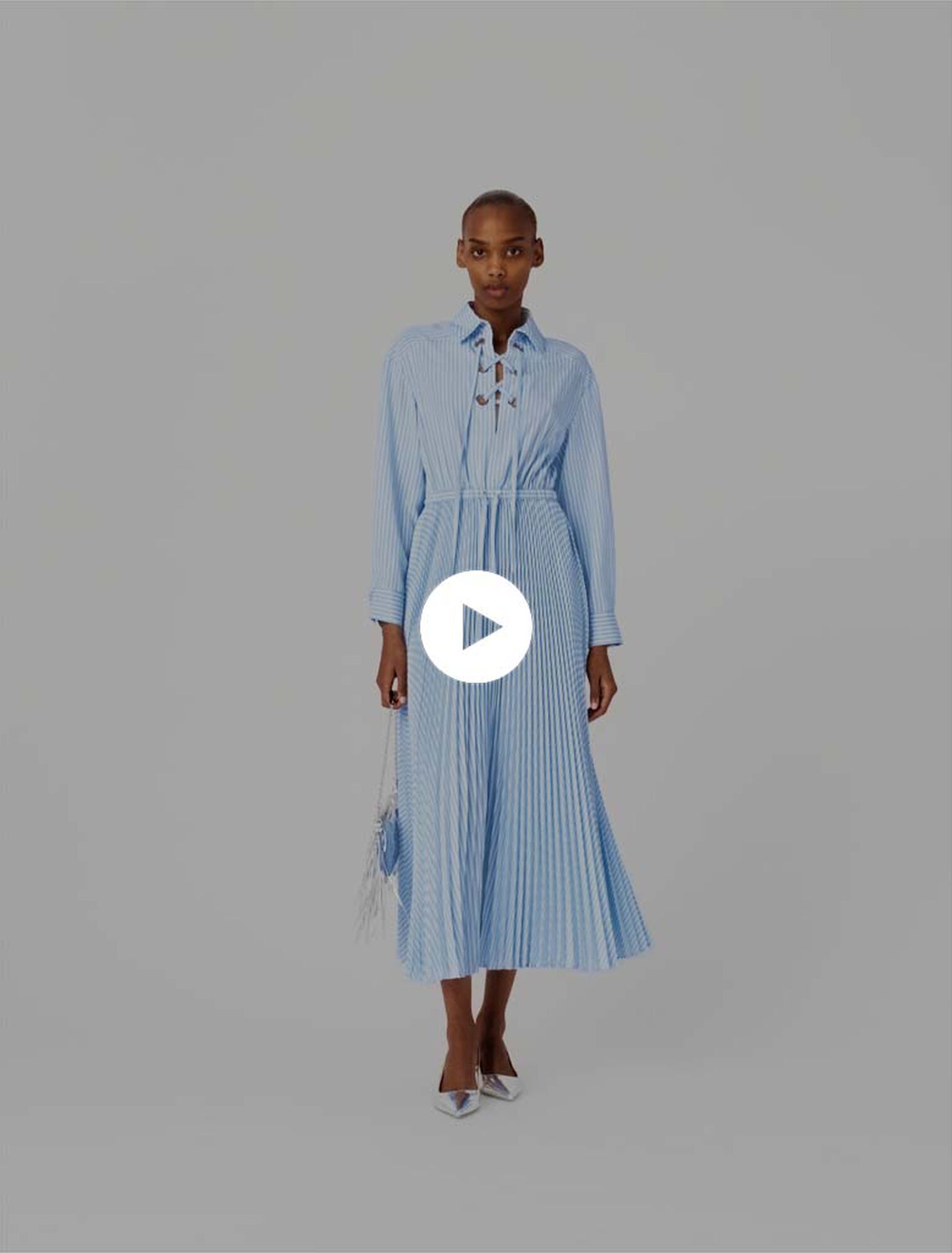 Abito lungo pliss&eacute; con occhielli