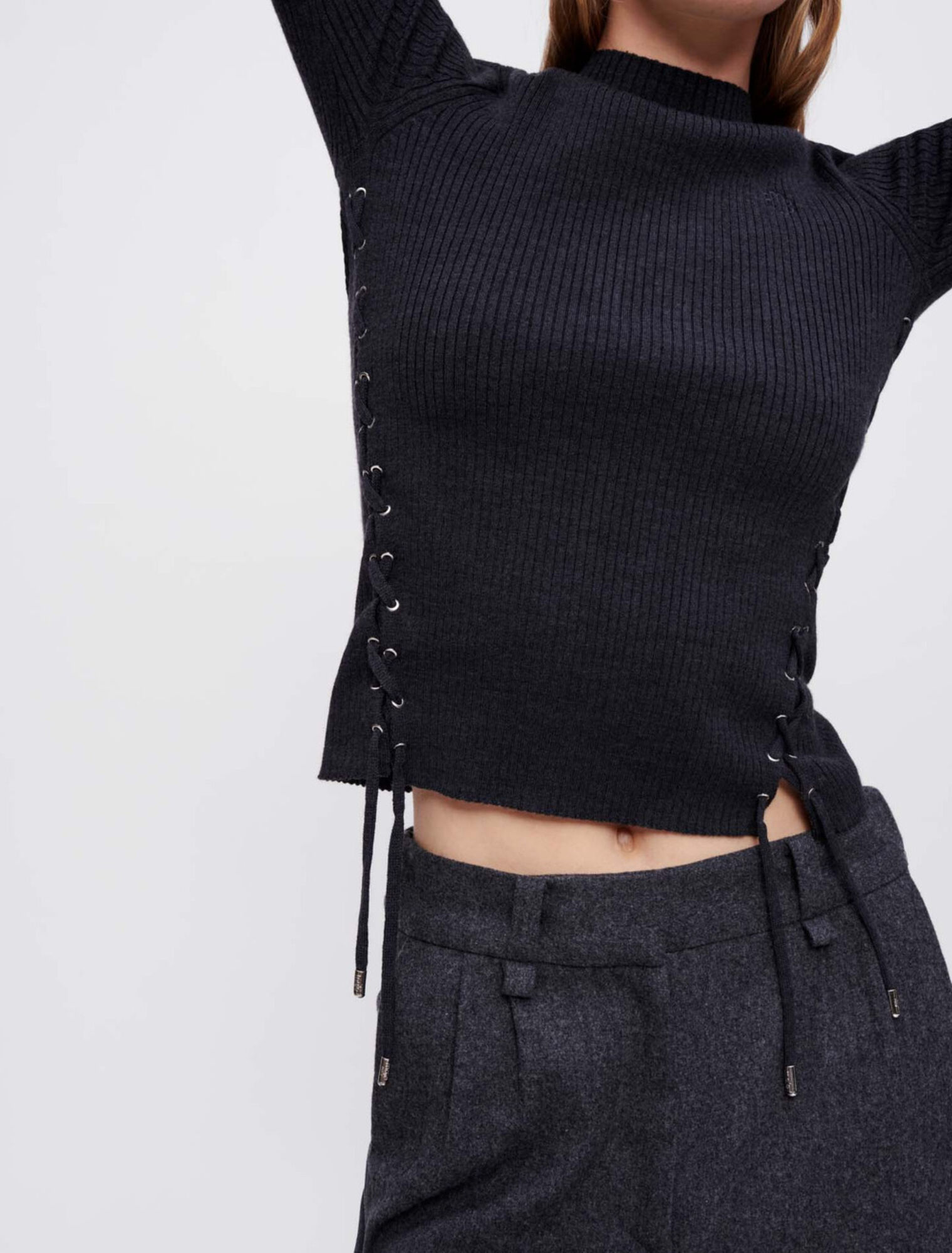 Maglia aderente con occhielli argentati