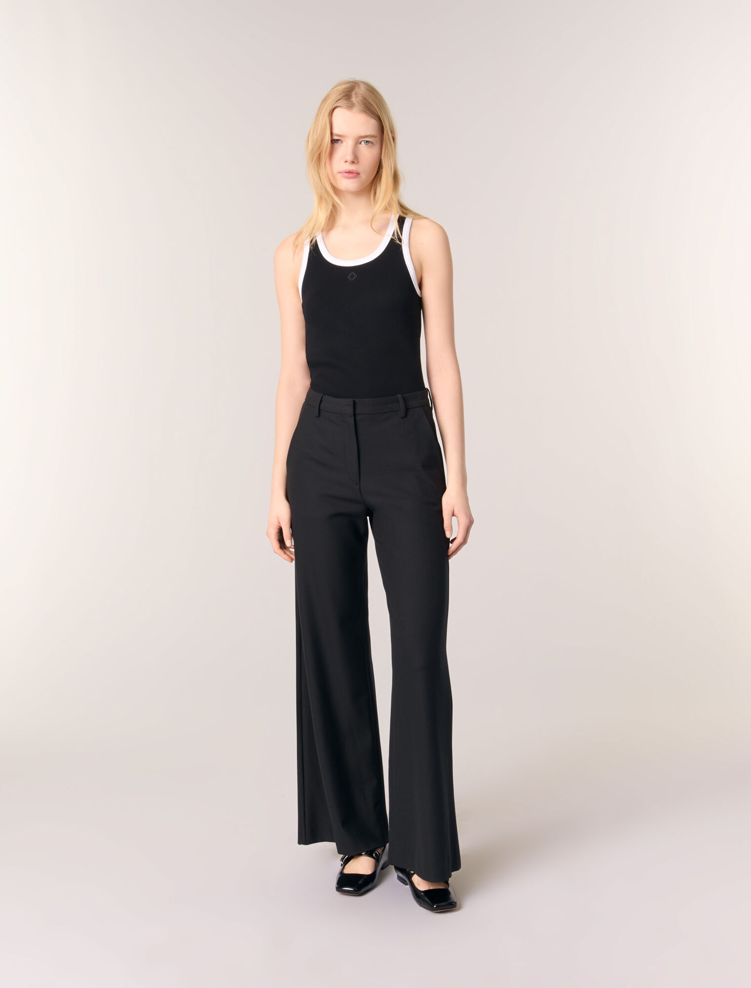 Pantaloni flare