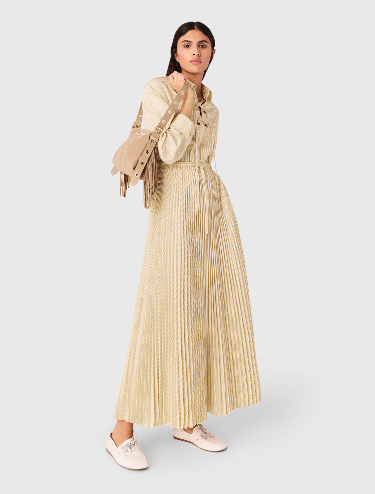 Abito lungo pliss&eacute; con occhielli