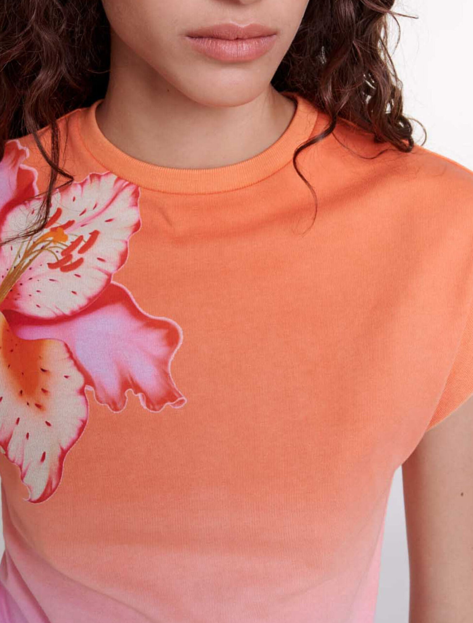 T-shirt con stampa sulle spalline