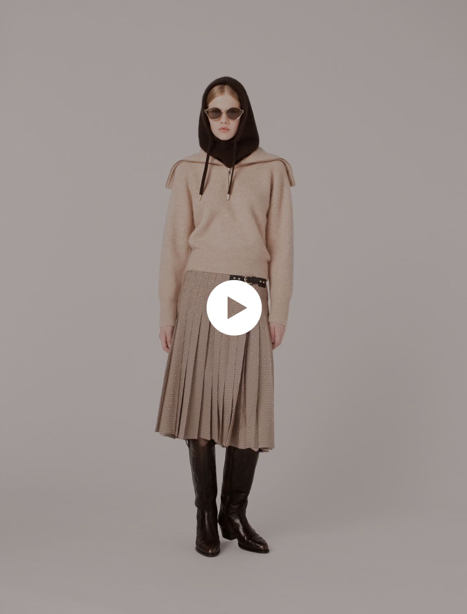 Pullover strassato con collo a mezza zip