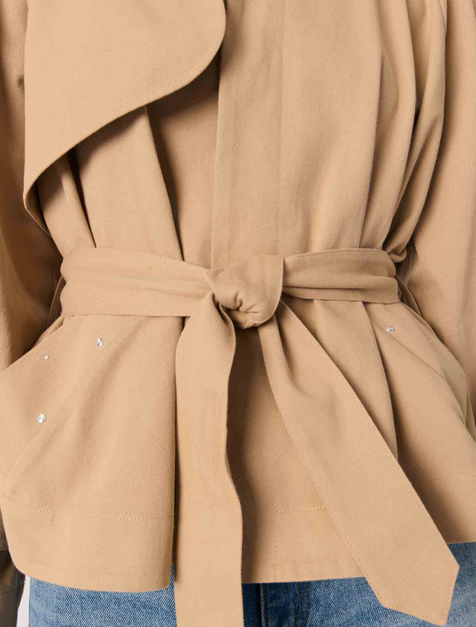 Trench corto borchiato