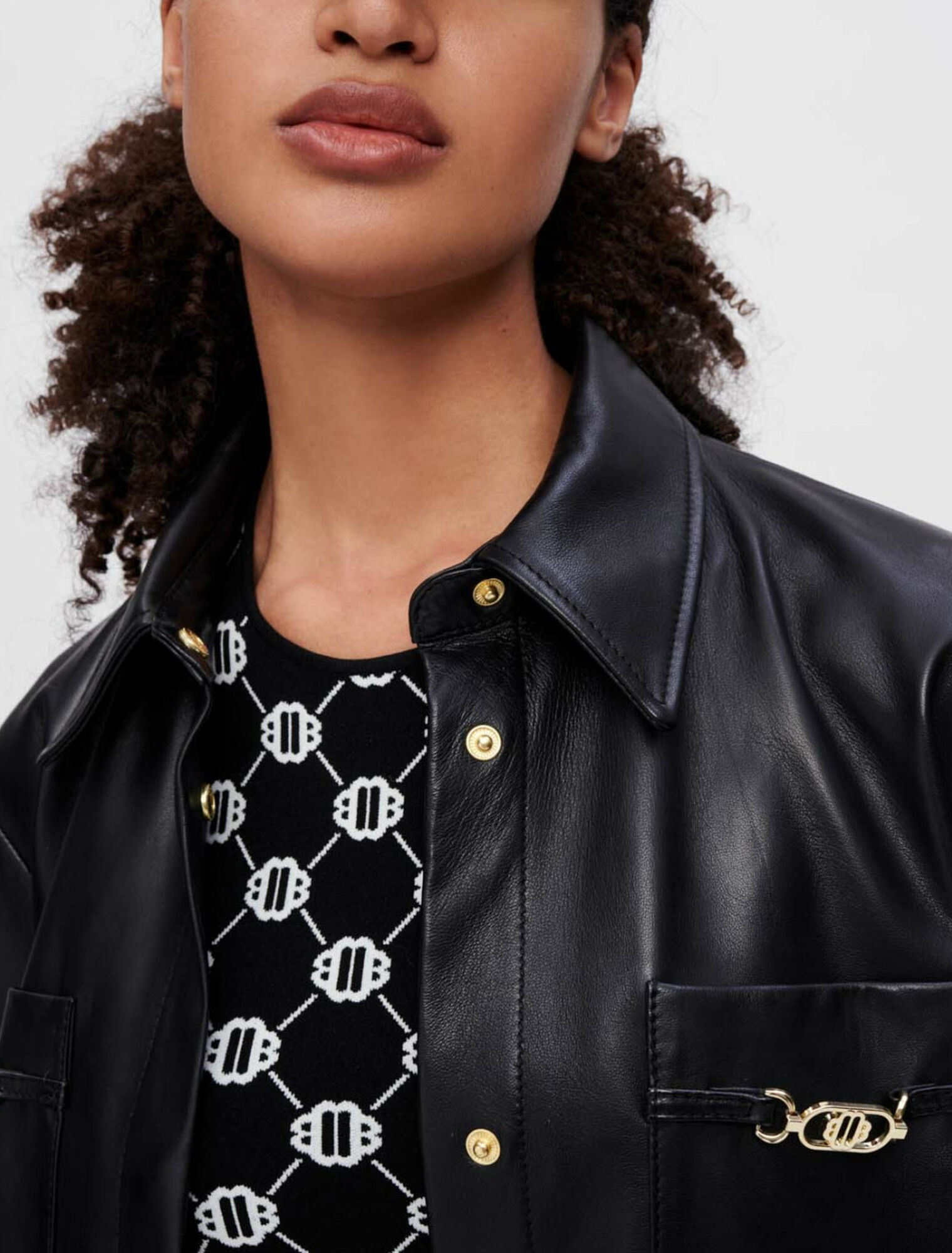 Camicia in pelle nera a morsetti dorati