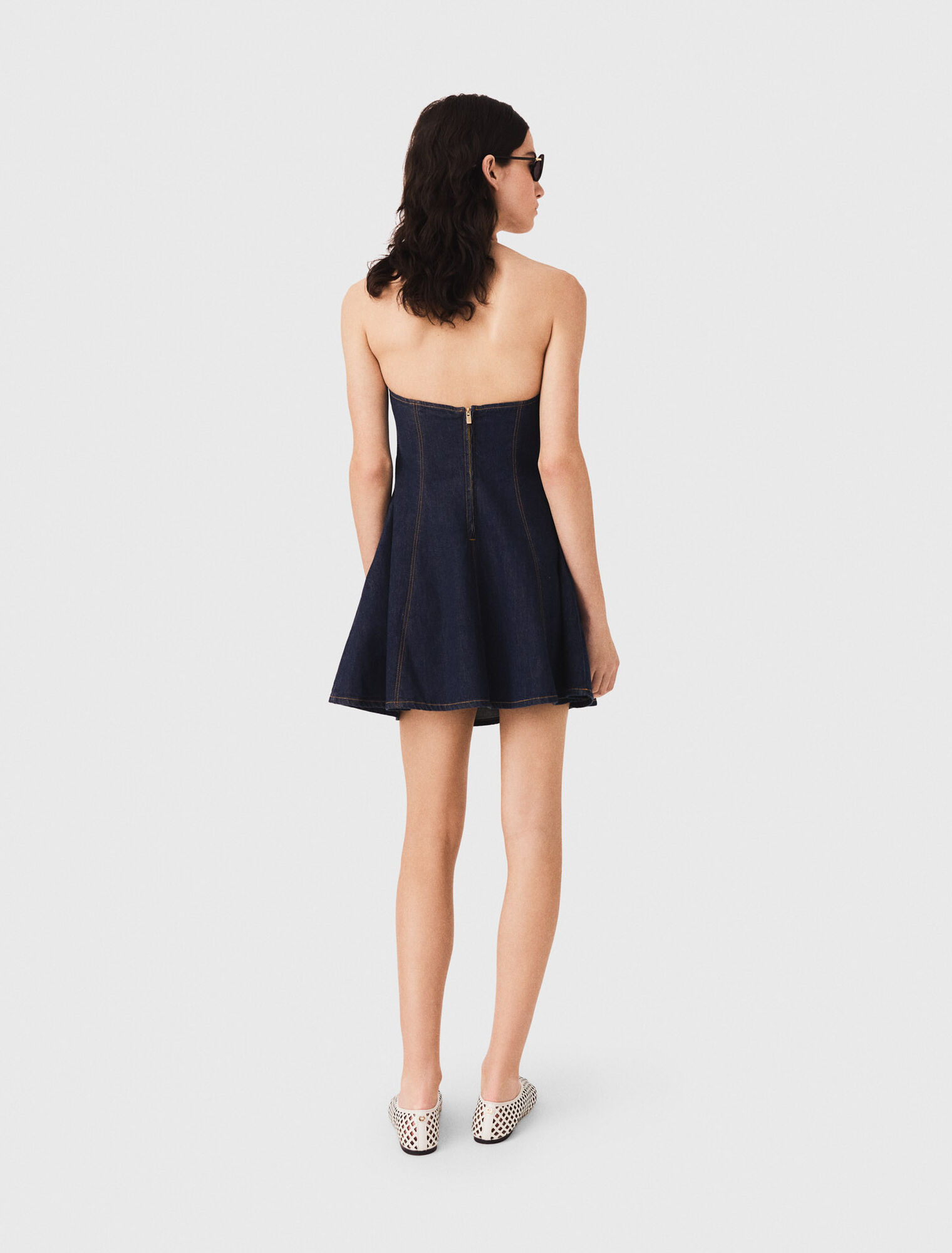 Abito corto in denim con spilla