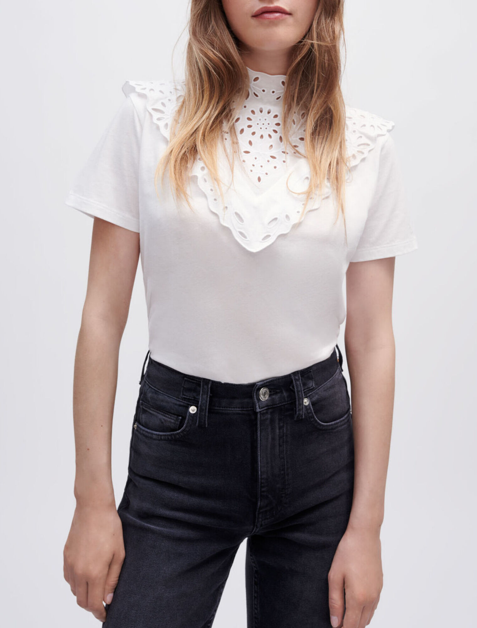 T-shirt con ricamo e volant