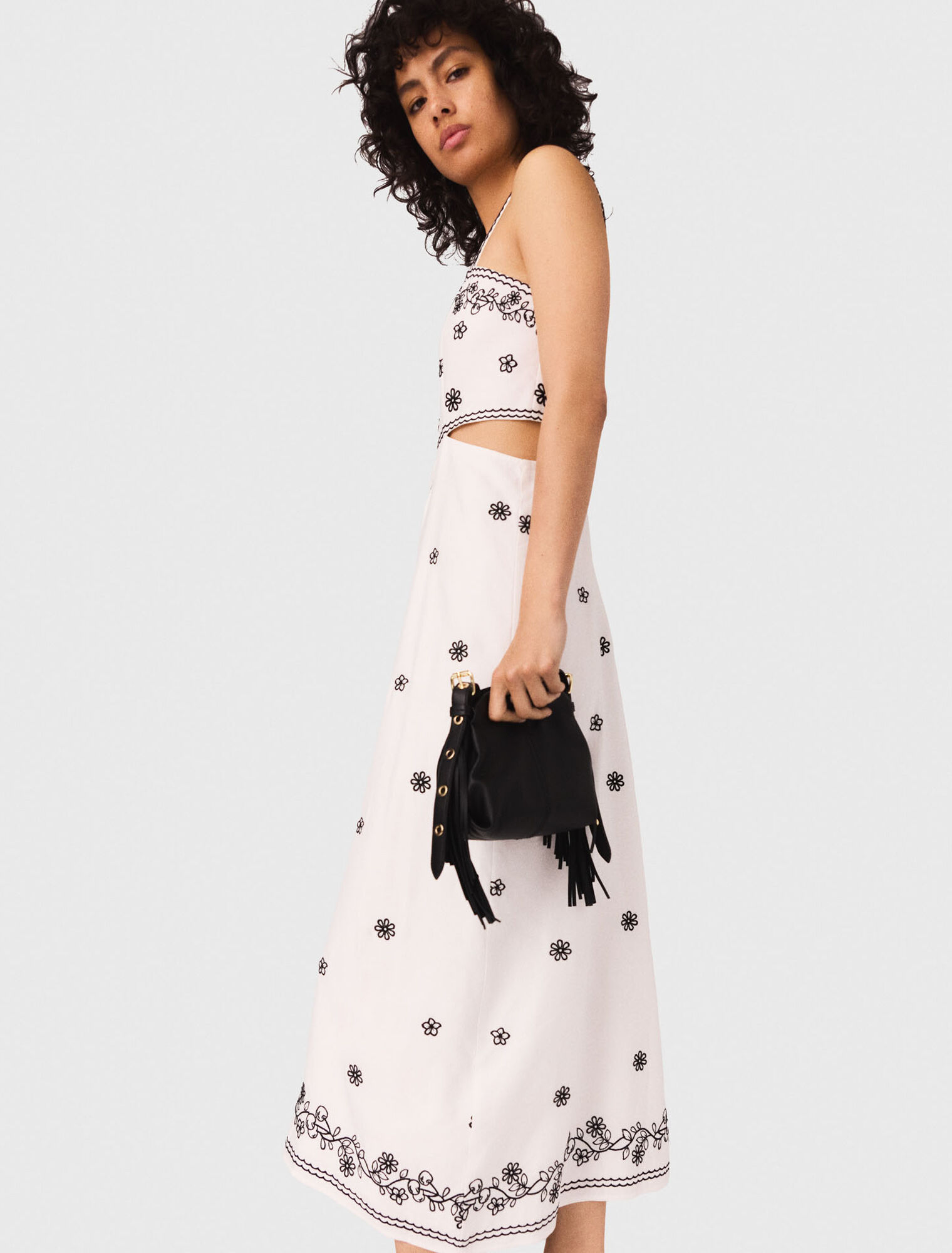 Abito lungo ricamato con cut-out