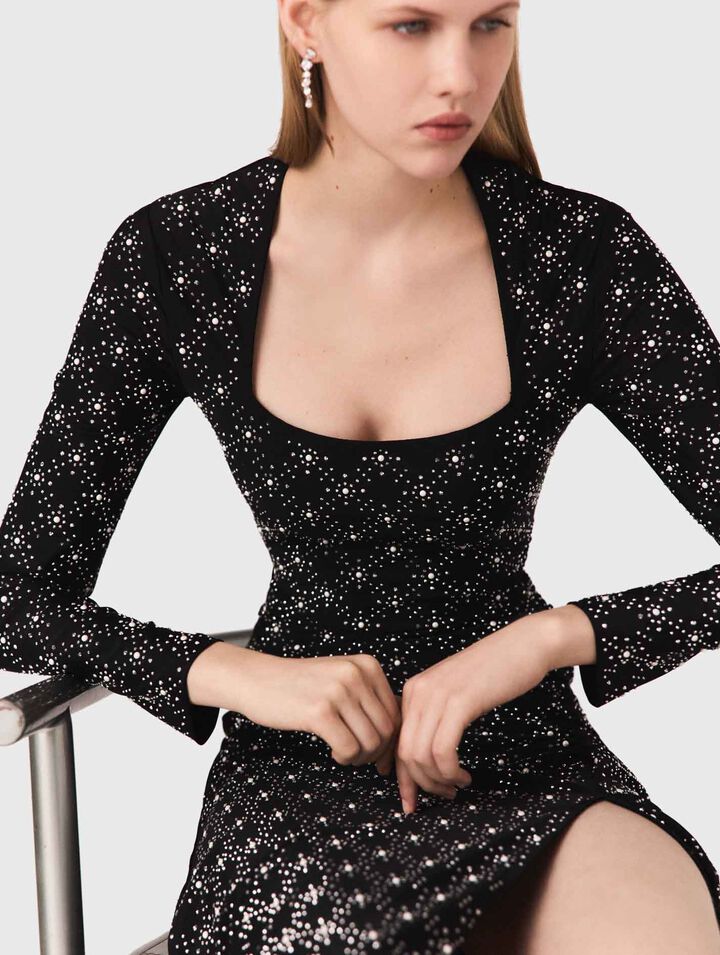 Abito lungo con perle e strass
