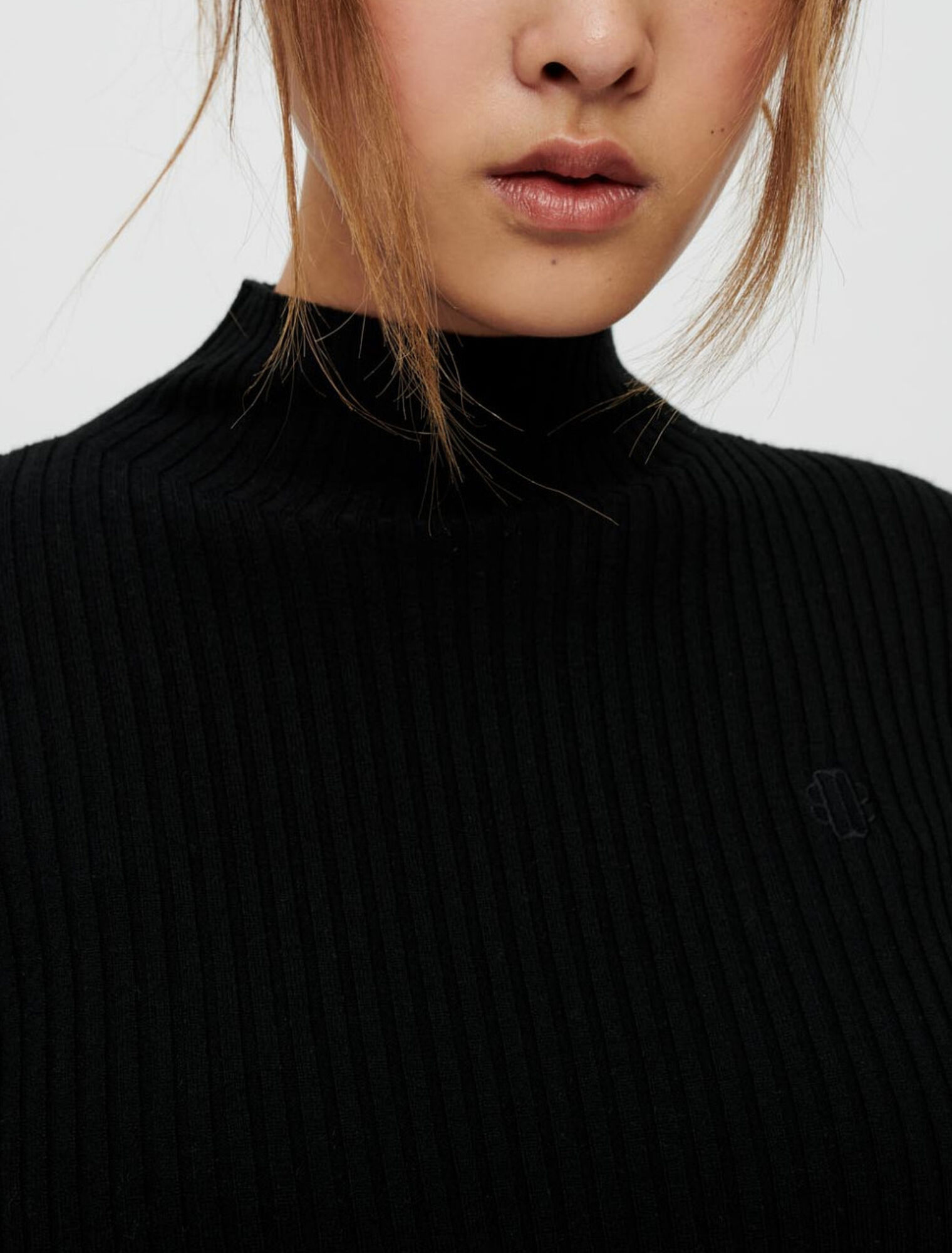 Pullover attillato con maniche traforate