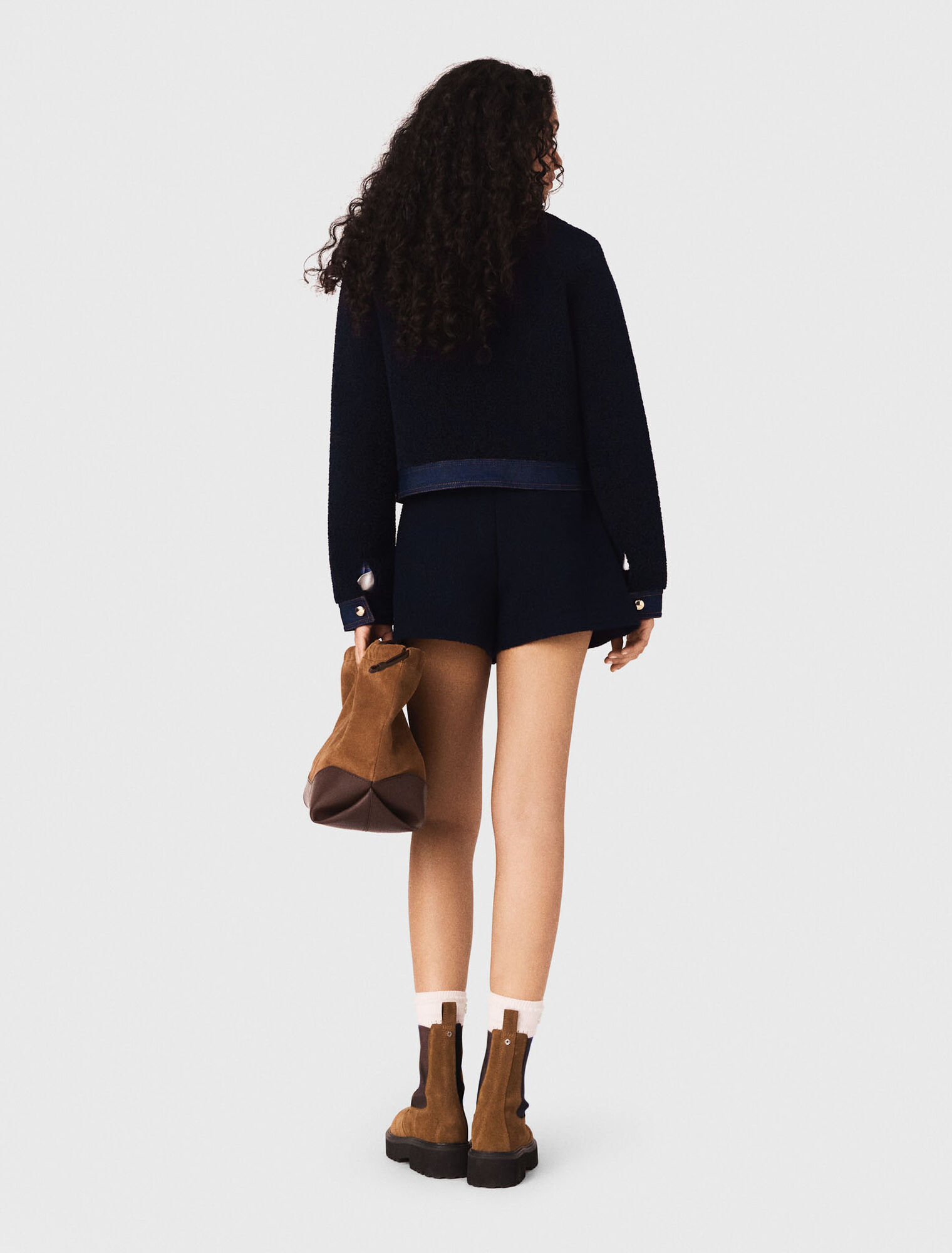 Giubbotto boucl&eacute; e dettagli denim