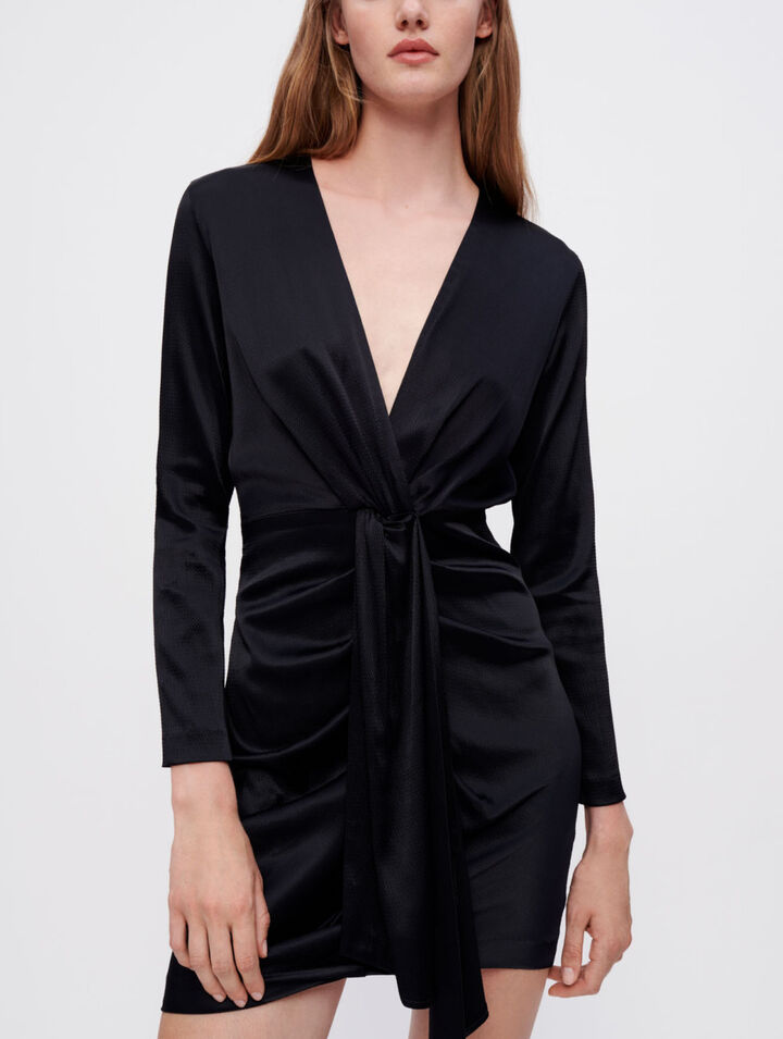 Abito in raso annodato sul davanti