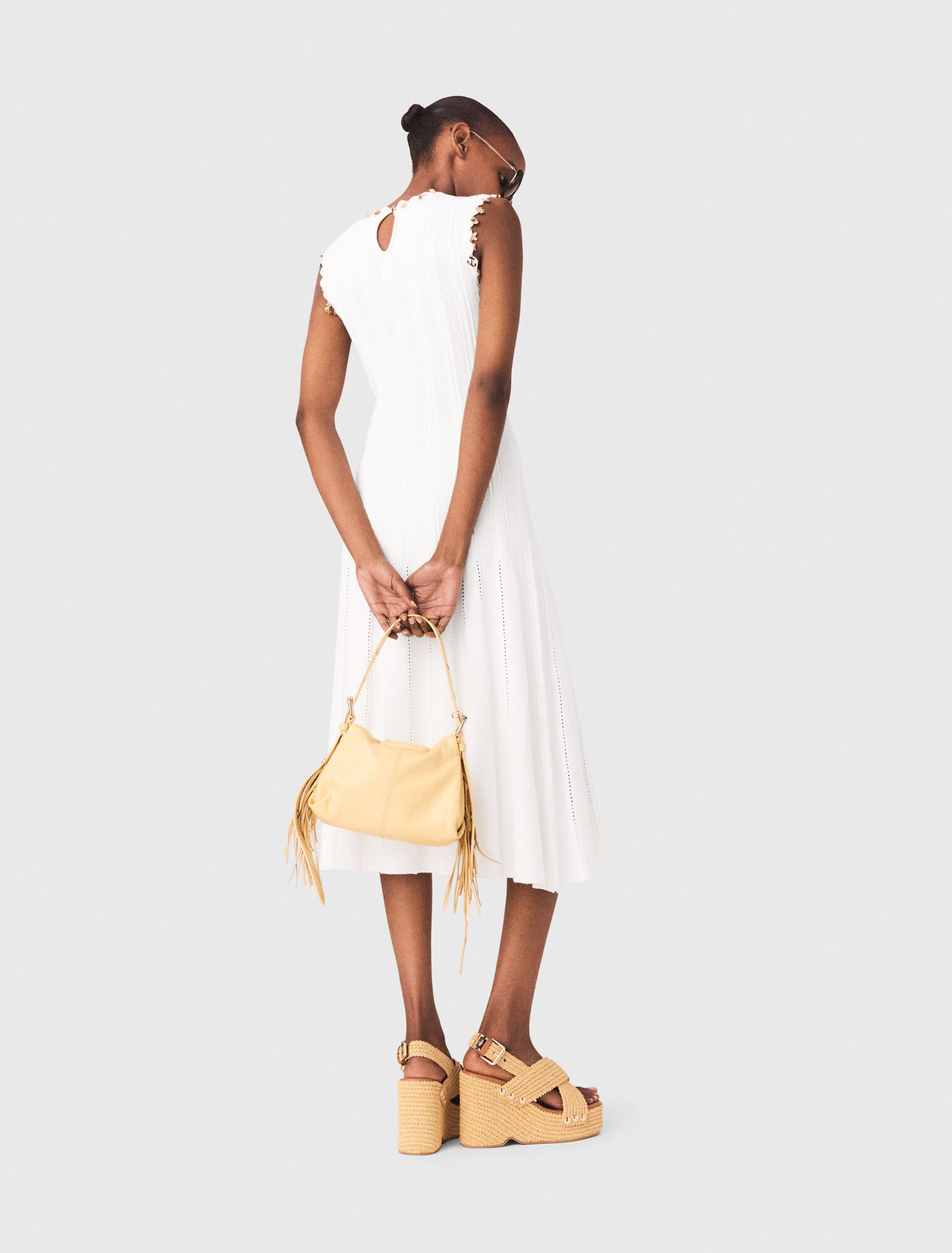 Abito in maglia con gioielli dorati