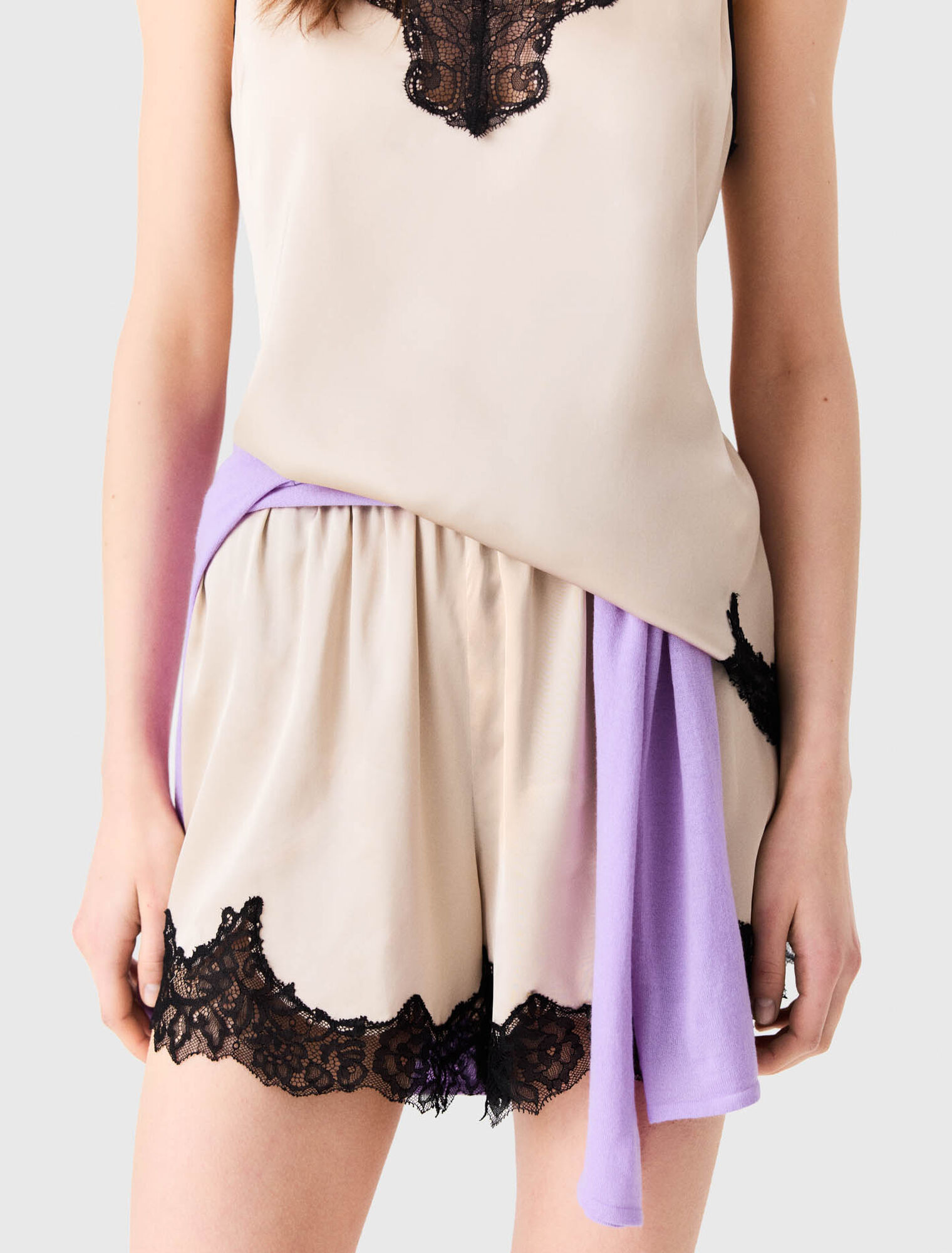 Shorts in satin e dettagli pizzo