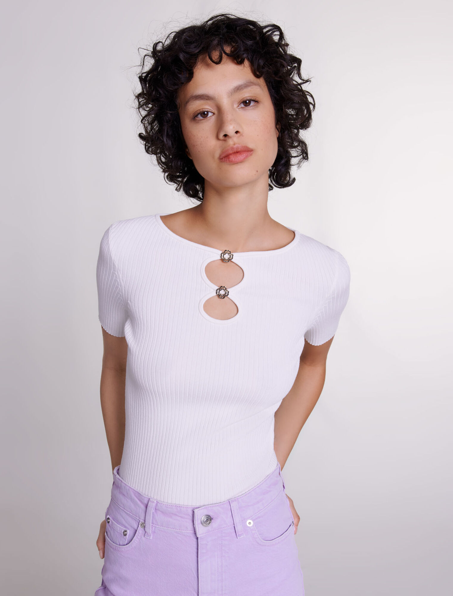 Top in maglia traforata e gioielli