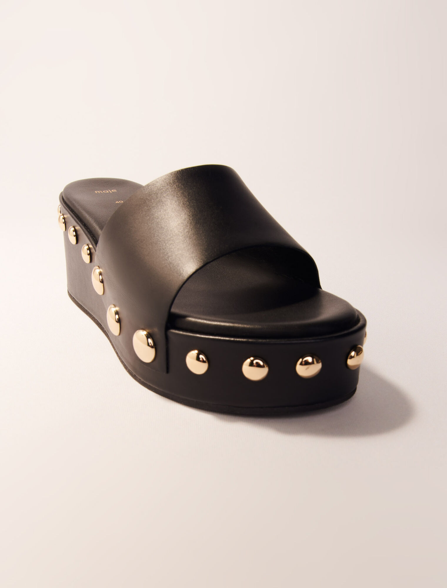 Mules con zeppa in pelle e borchie
