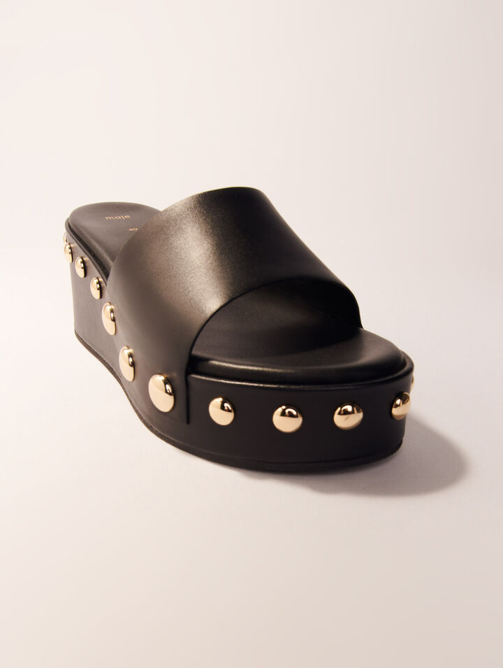 Mules con zeppa in pelle e borchie