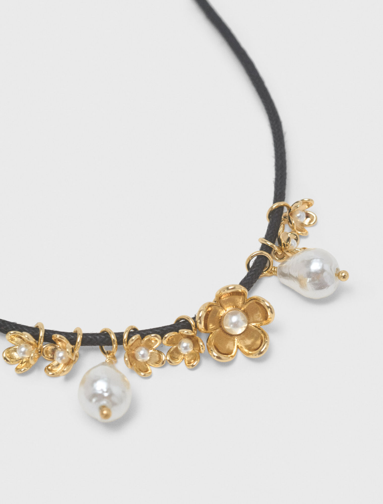 Collana cordino dettagli floreali