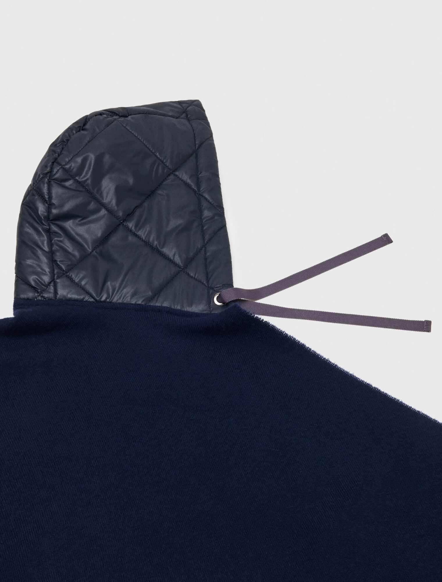 Poncho in lana con cappuccio