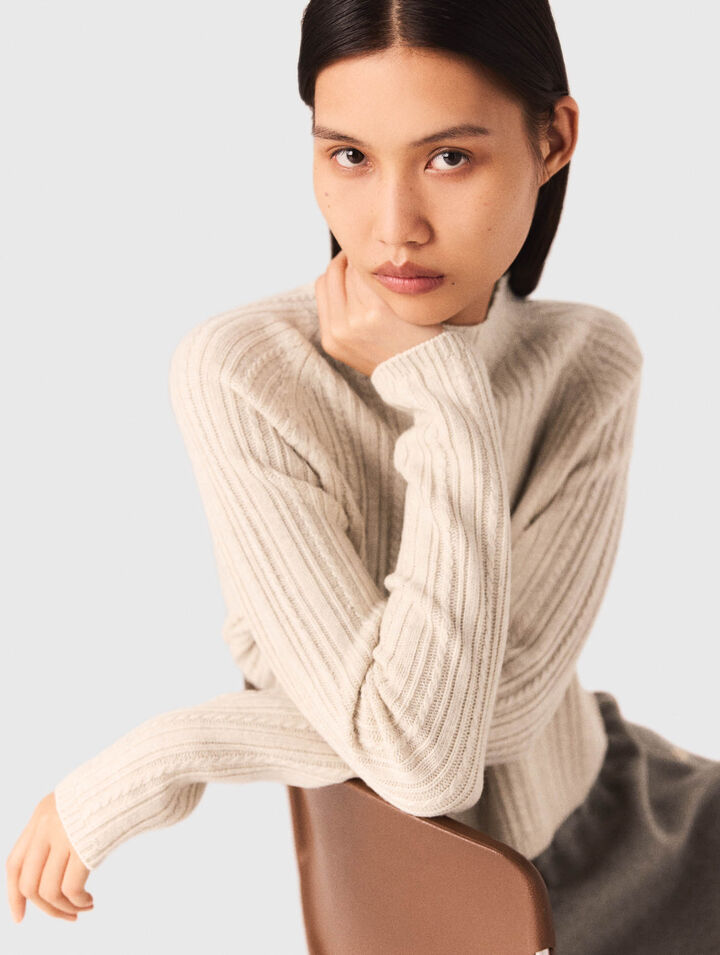 Maglione corto in maglia a trecce