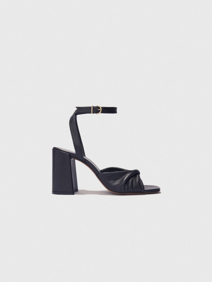 Sandali in pelle liscia con tacco