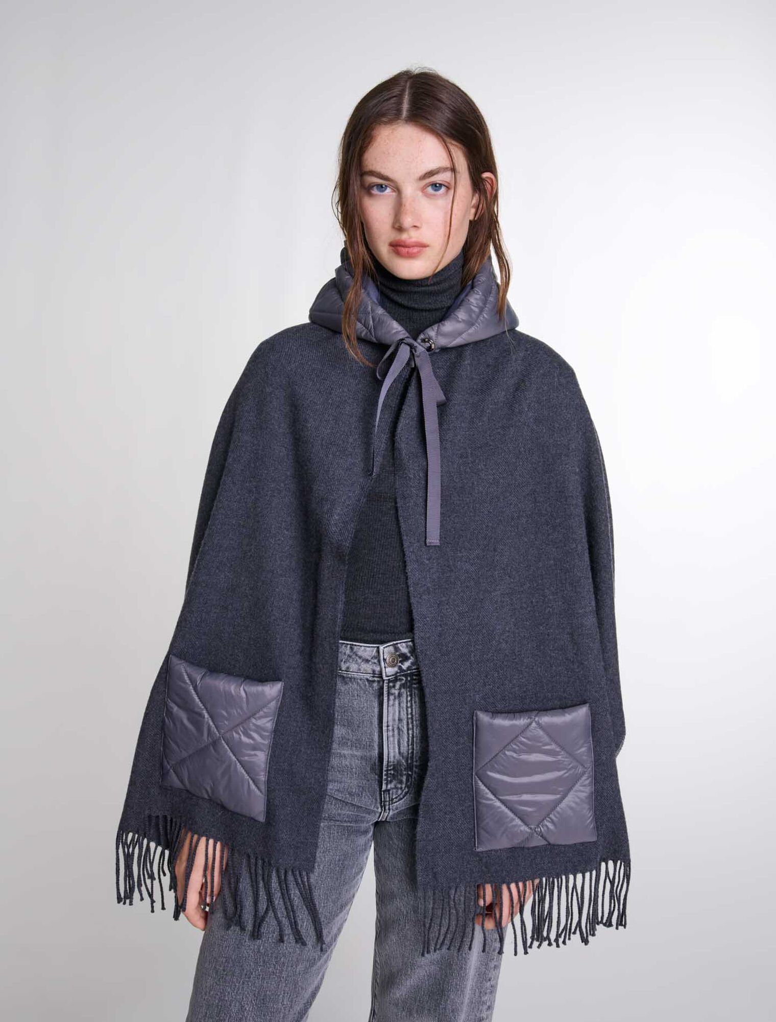 Poncho in lana con cappuccio