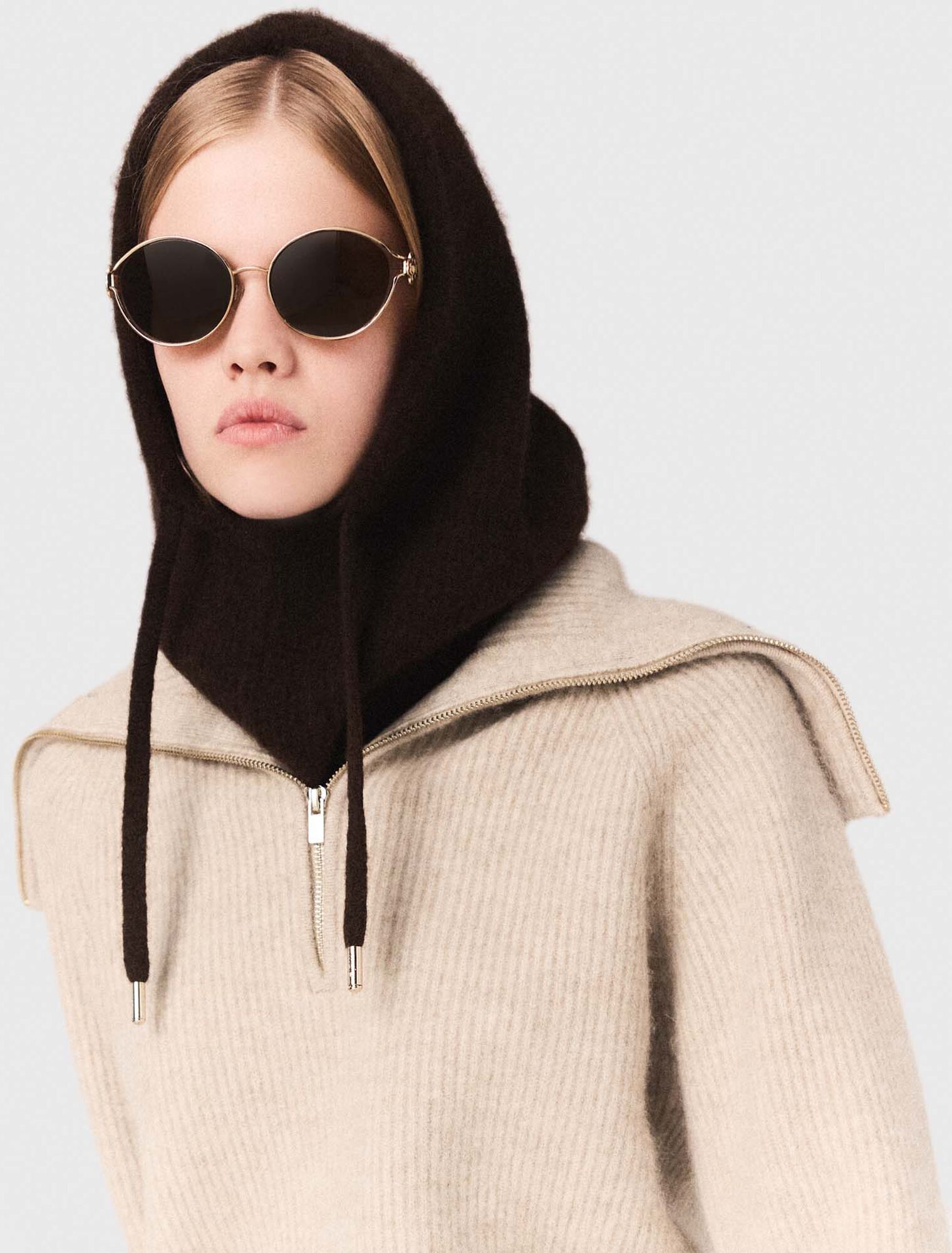 Pullover strassato con collo a mezza zip