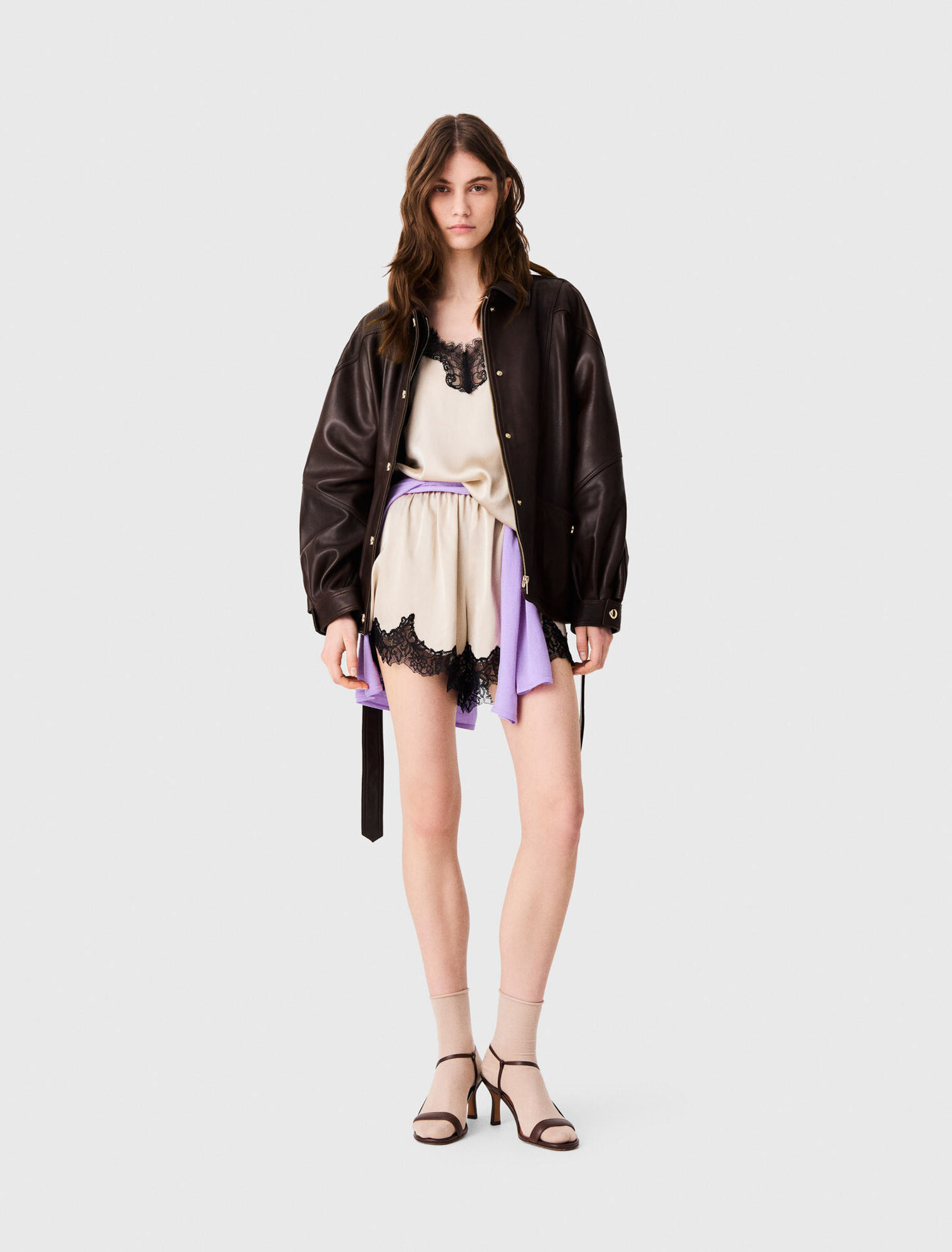Shorts in satin e dettagli pizzo